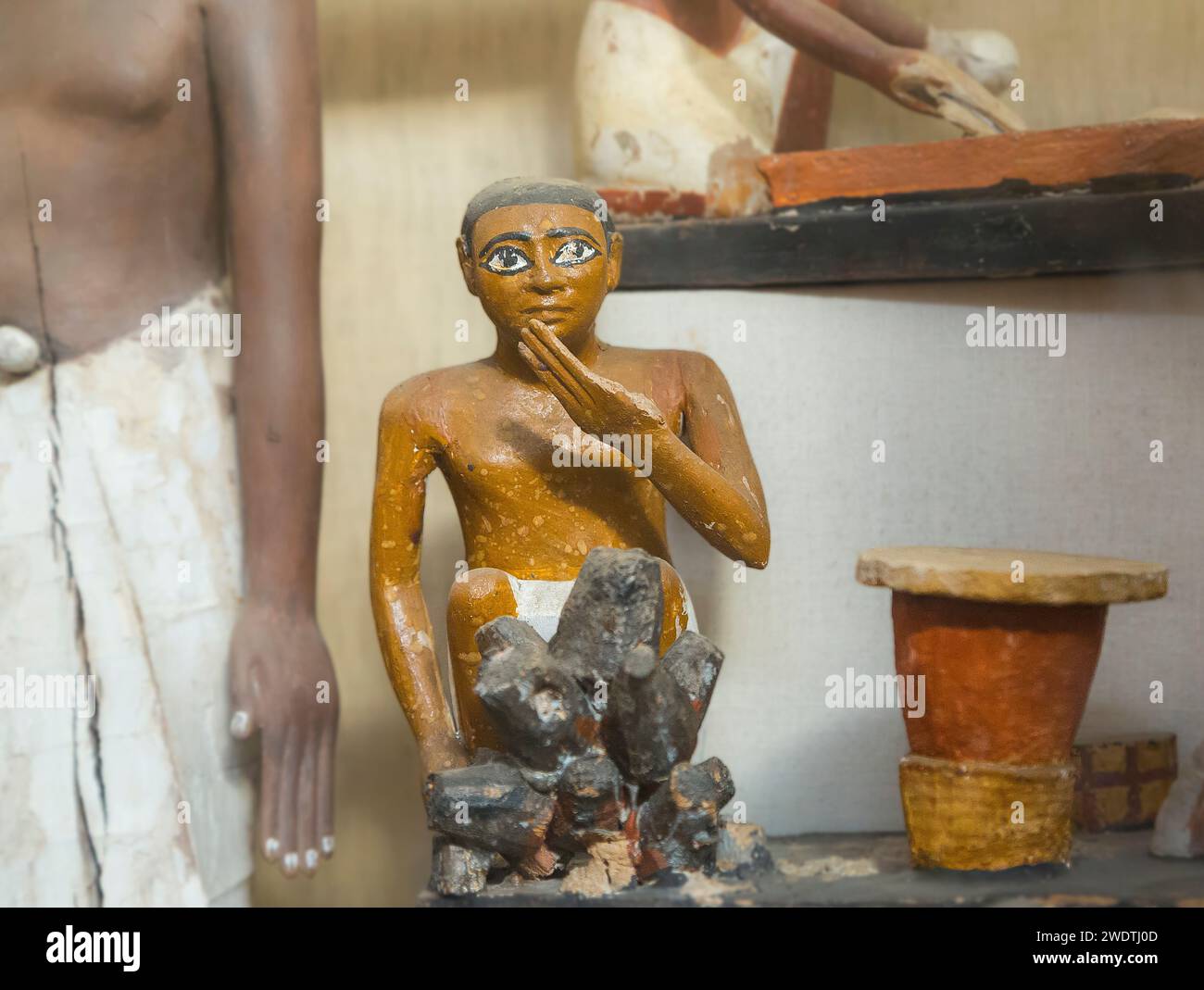 Ägyptisches Museum Kairo, Modellstatuette eines Dieners, der Brotformen erhitzt und sein Gesicht vor Feuer schützt, mit dem Arm. Stockfoto