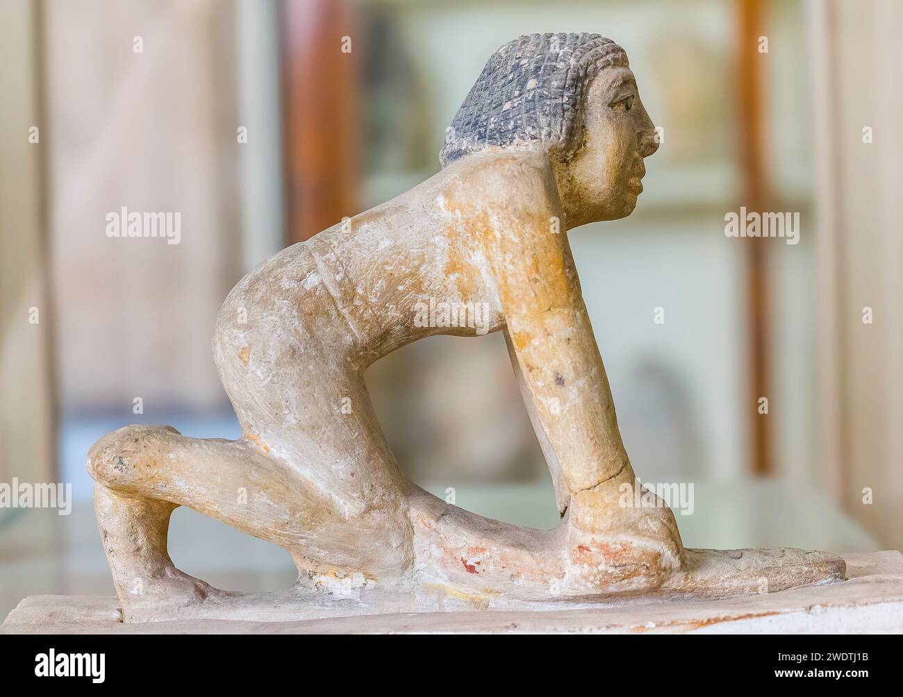 Ägyptisches Museum Kairo, Modellstatuette eines Dieners, der Körner mit einem runden Stein zerquetscht. Stockfoto
