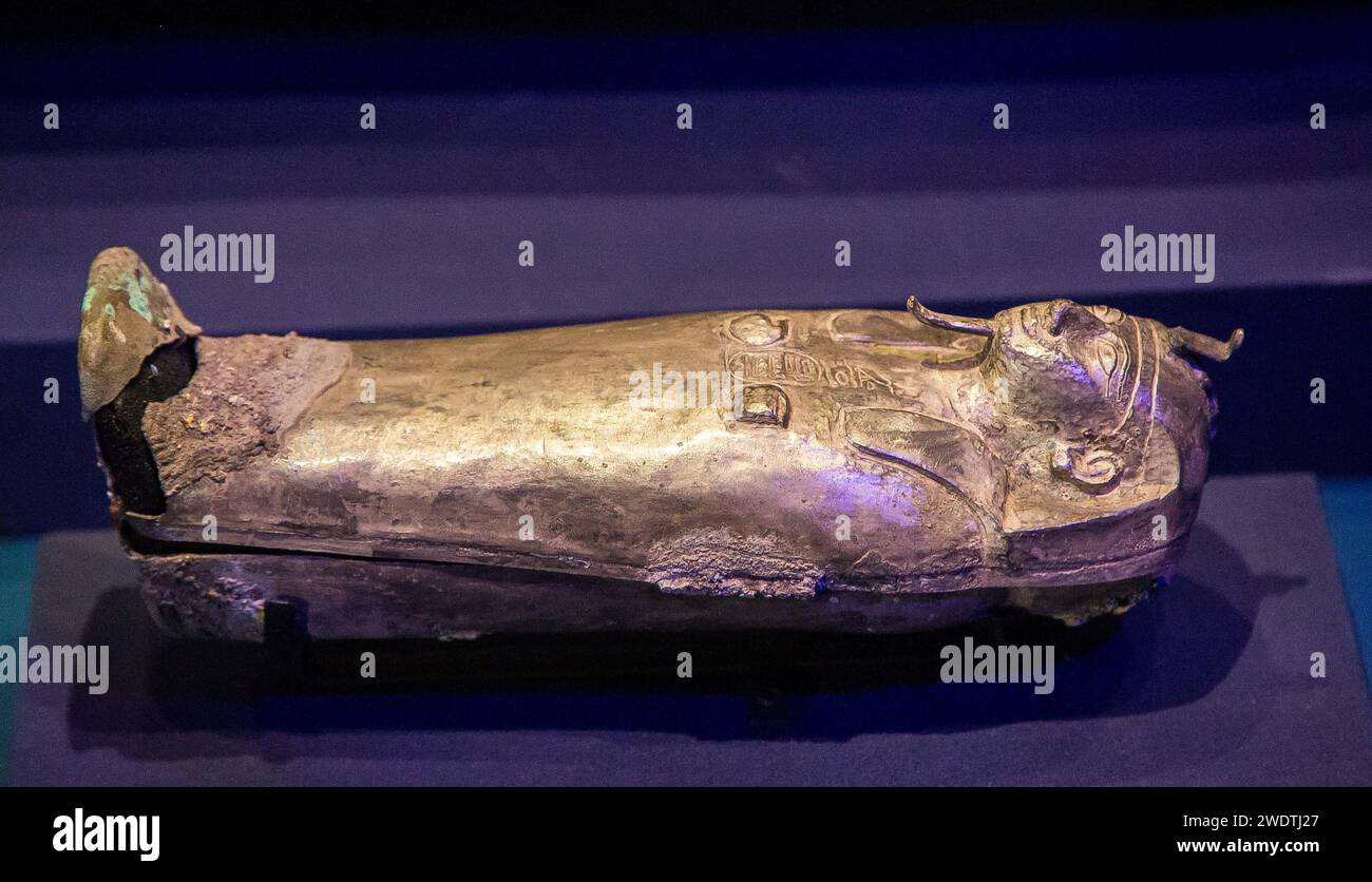 Ägypten, Kairo, Ägyptisches Museum, Miniatur silberner Sarg, in der königlichen Nekropole von Tanis gefunden, Begräbnis des Königs Sheshonq 2. Stockfoto