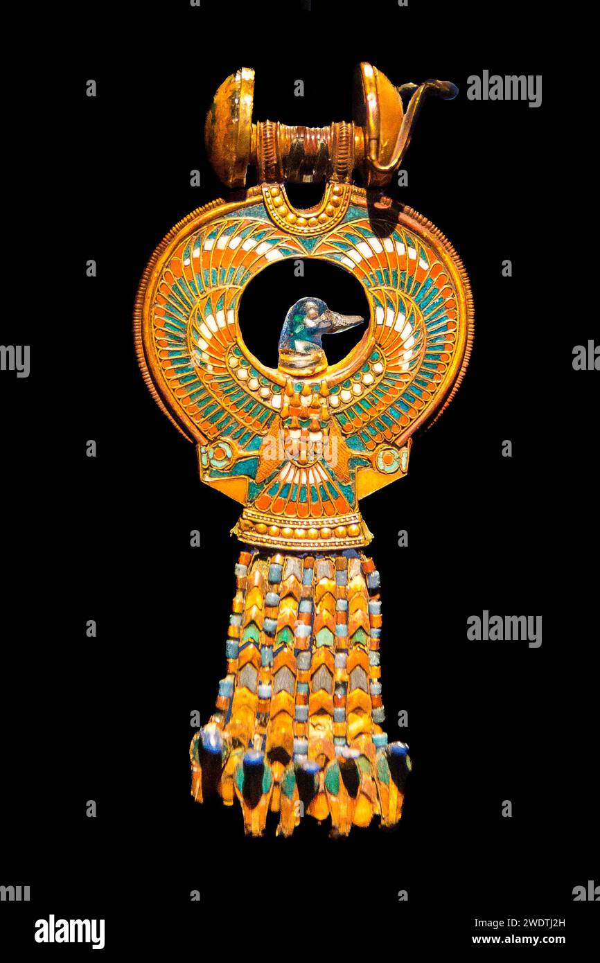Ägypten, Tutanchamon Schmuck : Ohrring, 1 Paar, in Form eines großen Kragens, mit einem blauen Falkenkopf, der einer Ente sehr ähnlich ist. Stockfoto