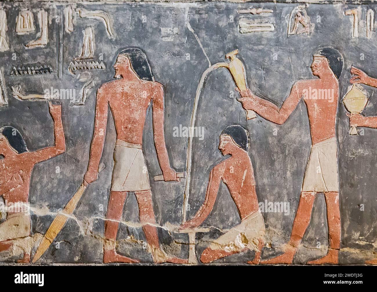 Ägypten, Sakkara, Mehu-Grab, Kultriten: Den Boden fegen, den Boden reinigen oder die Hände? Stockfoto