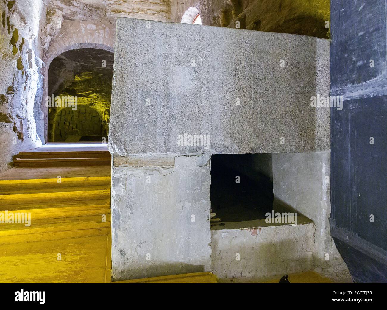 Ägypten, Sakkara, Serapeum Nekropole : ein verlassener Sarkophag in der Nähe des Eingangs. Stockfoto