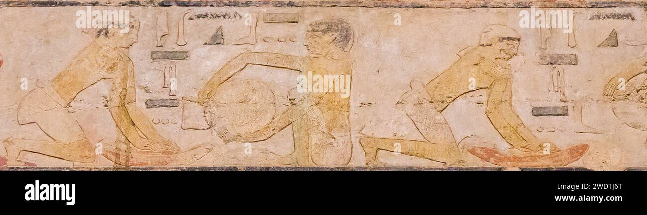 Ägypten, Sakkara, Grab von Ty, Bäckerei Szenen : zermahlen Sie die Körner mit einem runden Stein und sieben Sie sie. Stockfoto