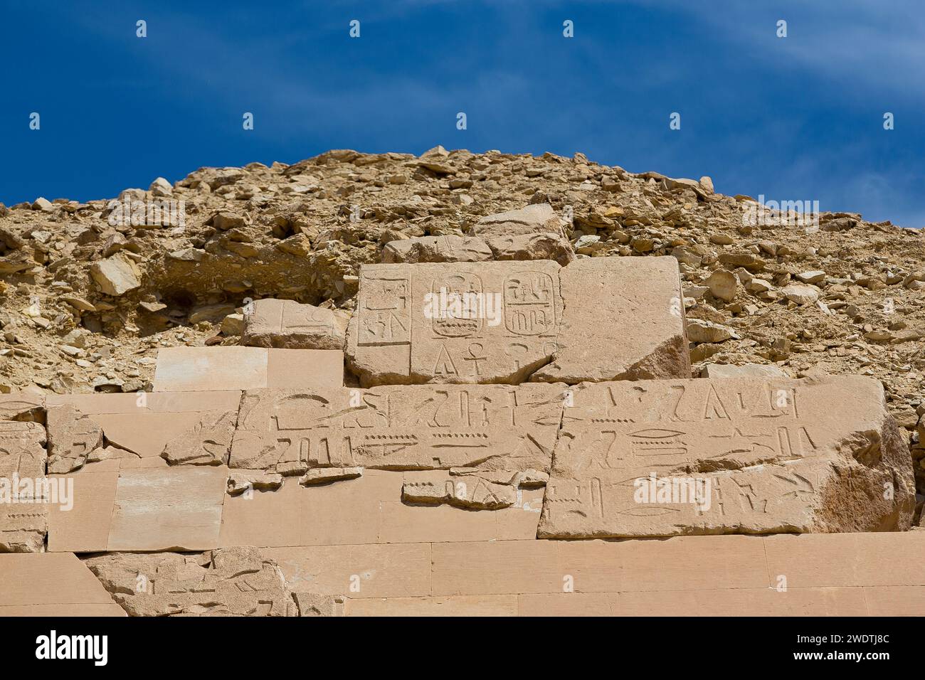 Ägypten, Sakkara, Unas-Pyramide, Detail des Prinzen Khaemwaset (ein Sohn von Ramses II.) Restaurierungstext. Mit dem Namen Khaemwaset. Stockfoto