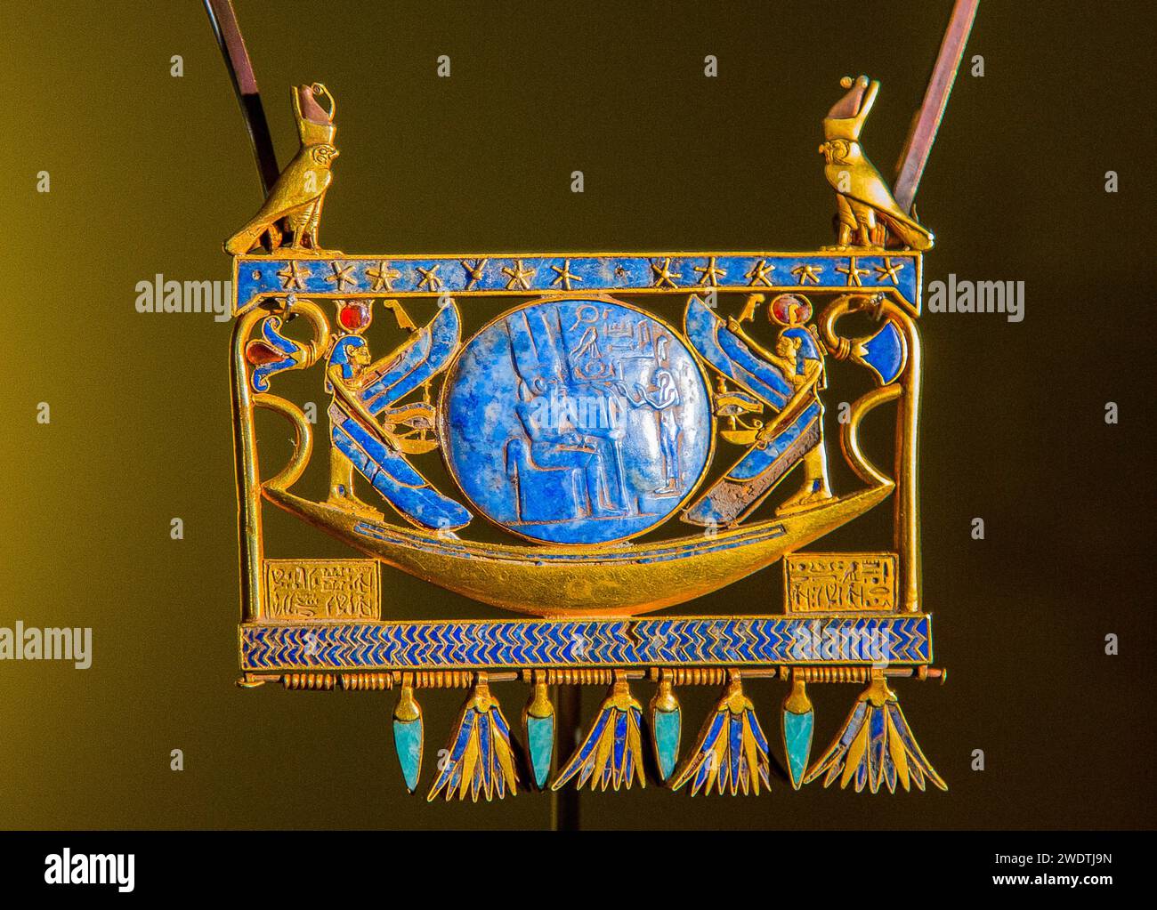 Ägypten, Kairo, Ägyptisches Museum, Begräbnis von Tschetschonq II, Tanis: Pectoral seines Vaters Tschetschenonq I., der den Sonnengott auf einer Sonnenbarke darstellt. Stockfoto