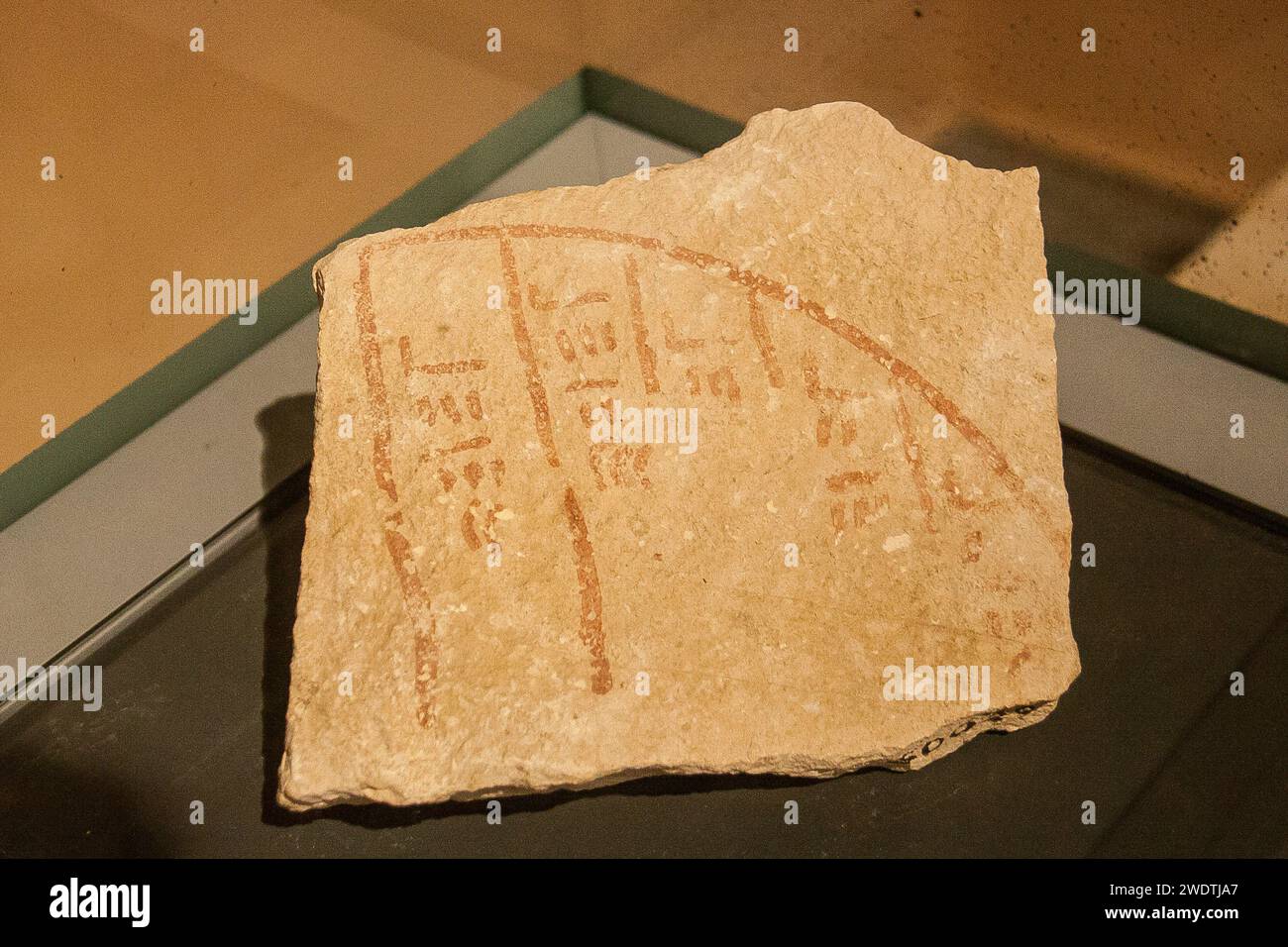 Ägypten, Sakkara, Imhotep Museum (früher im Kairo Museum), Skizze und Berechnung eines Gewölbes, auf einem Ostrakon. Altes Königreich, gefunden in der Nähe des Djoser Komplexes. Stockfoto