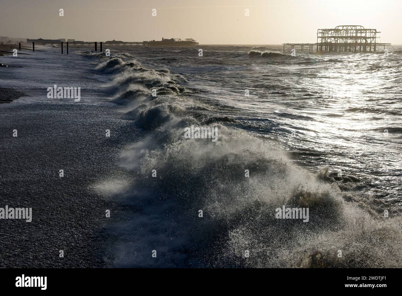 Brighton Beach, Stadt Brighton & Hove, East Sussex, Großbritannien. Der Brighton Beach, der von Sturm Isha bei Flut von Sturm Isha erschüttert wird und die Südküste von Brighton & Hove trifft. Januar 2024. David Smith/Alamy Live News Stockfoto