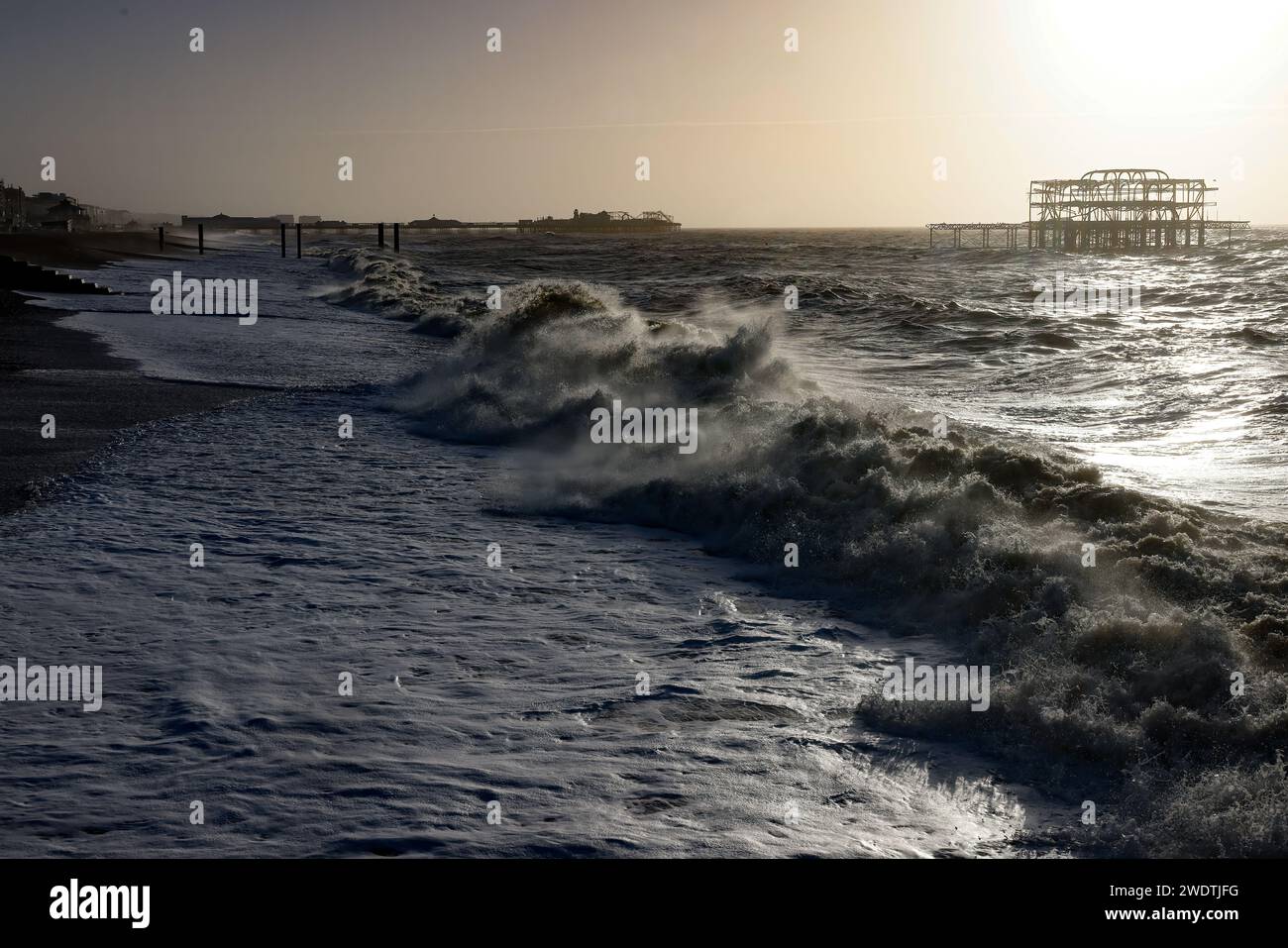 Brighton Beach, Stadt Brighton & Hove, East Sussex, Großbritannien. Der Brighton Beach, der von Sturm Isha bei Flut von Sturm Isha erschüttert wird und die Südküste von Brighton & Hove trifft. Januar 2024. David Smith/Alamy Live News Stockfoto