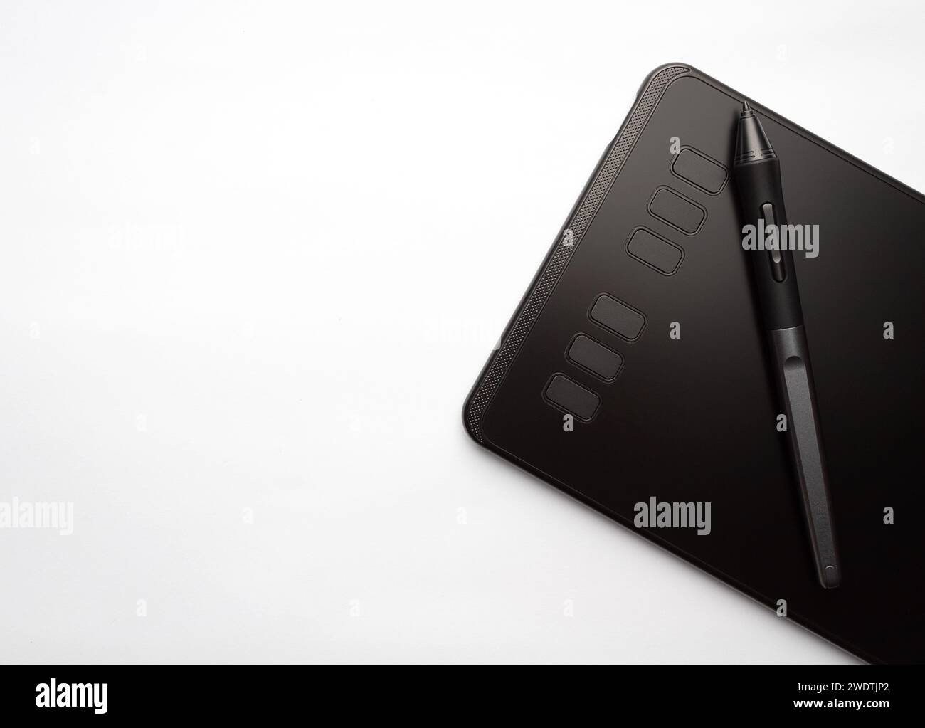 Grafiktablett mit Stift für Illustratoren und Designer, auf weißem Hintergrund. Draufsicht. Stockfoto