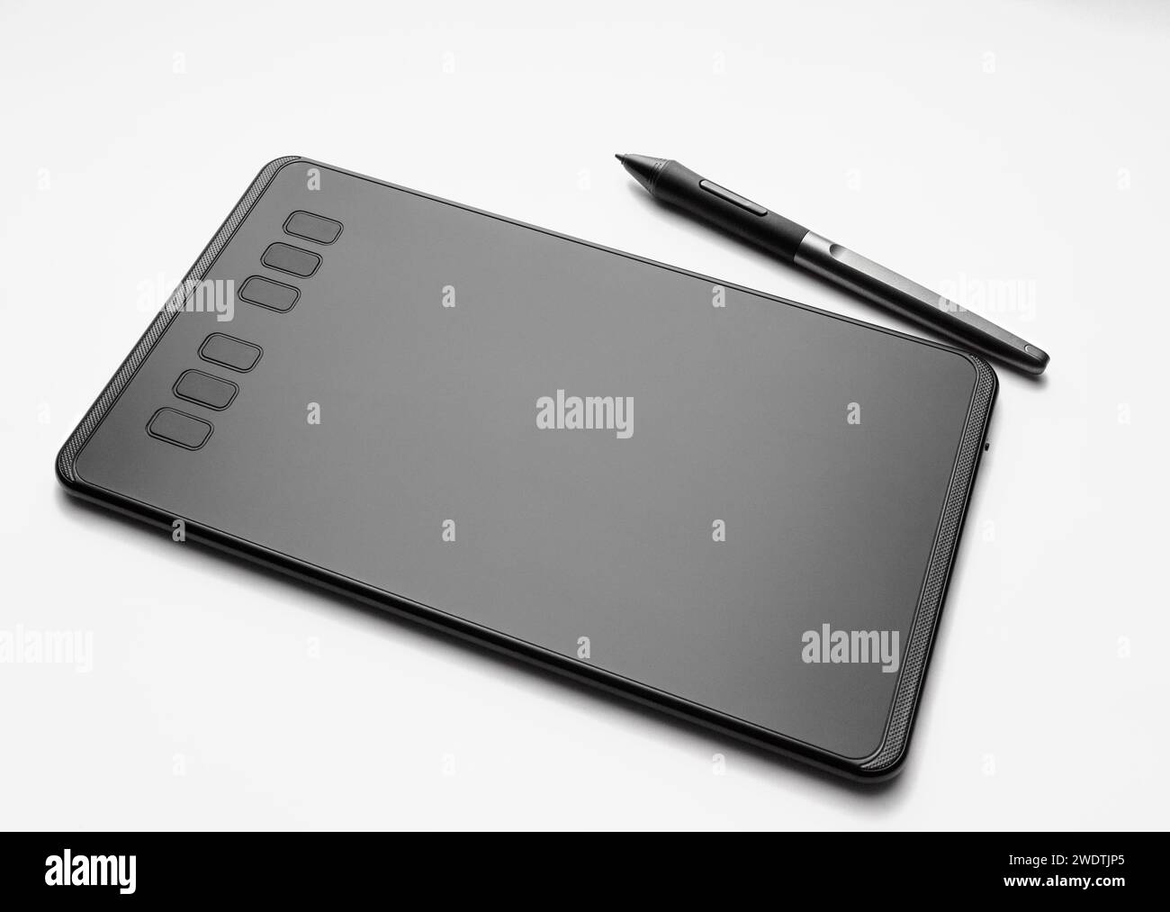 Grafiktablett mit Stift auf weißem Hintergrund. Tool für Designer und Illustratoren. Professionelle Ausrüstung. Stockfoto