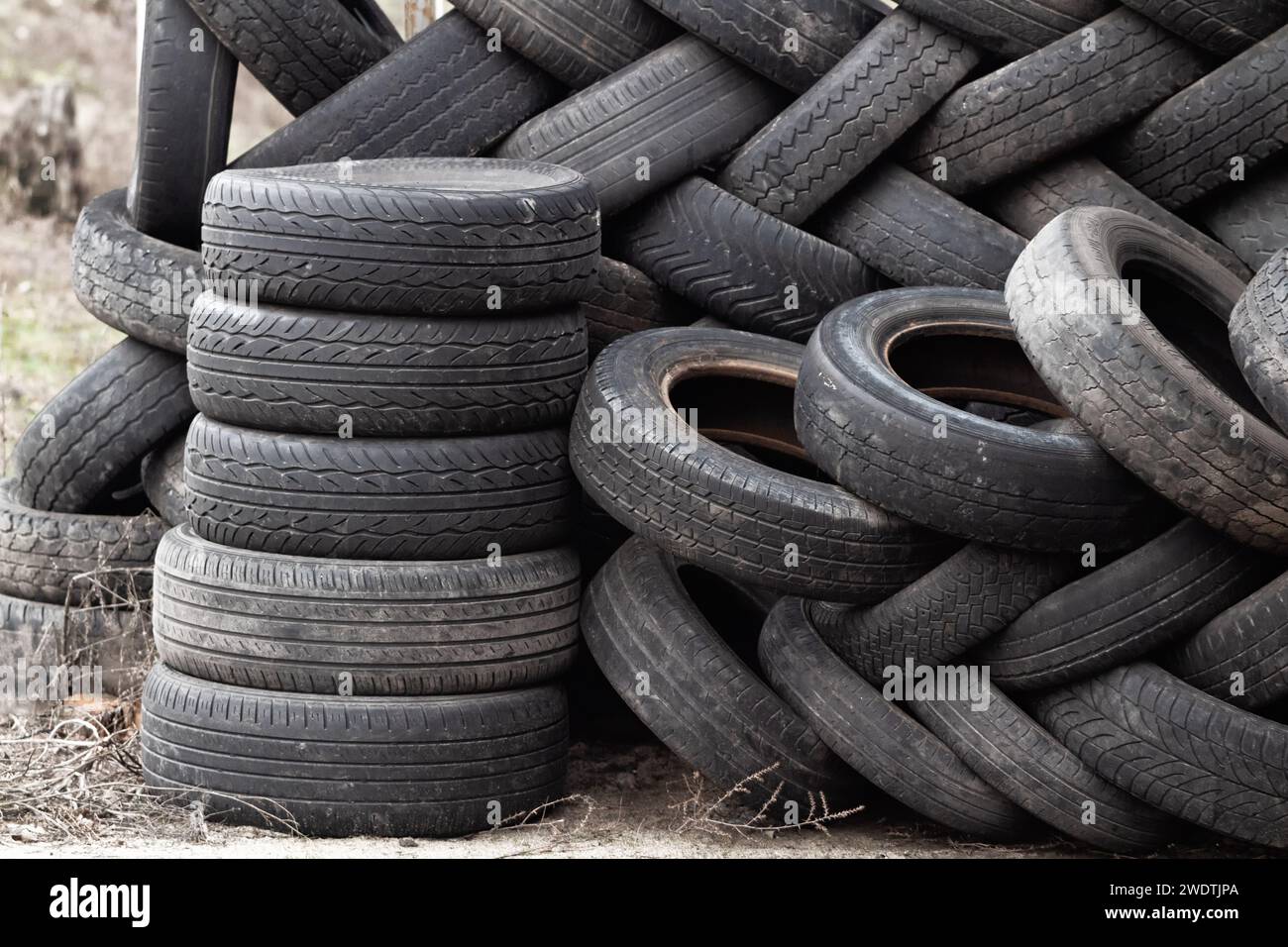 Ein Haufen Kippreifen von Gebrauchtwagen. Umweltverschmutzung. Alte Reifen. Stockfoto