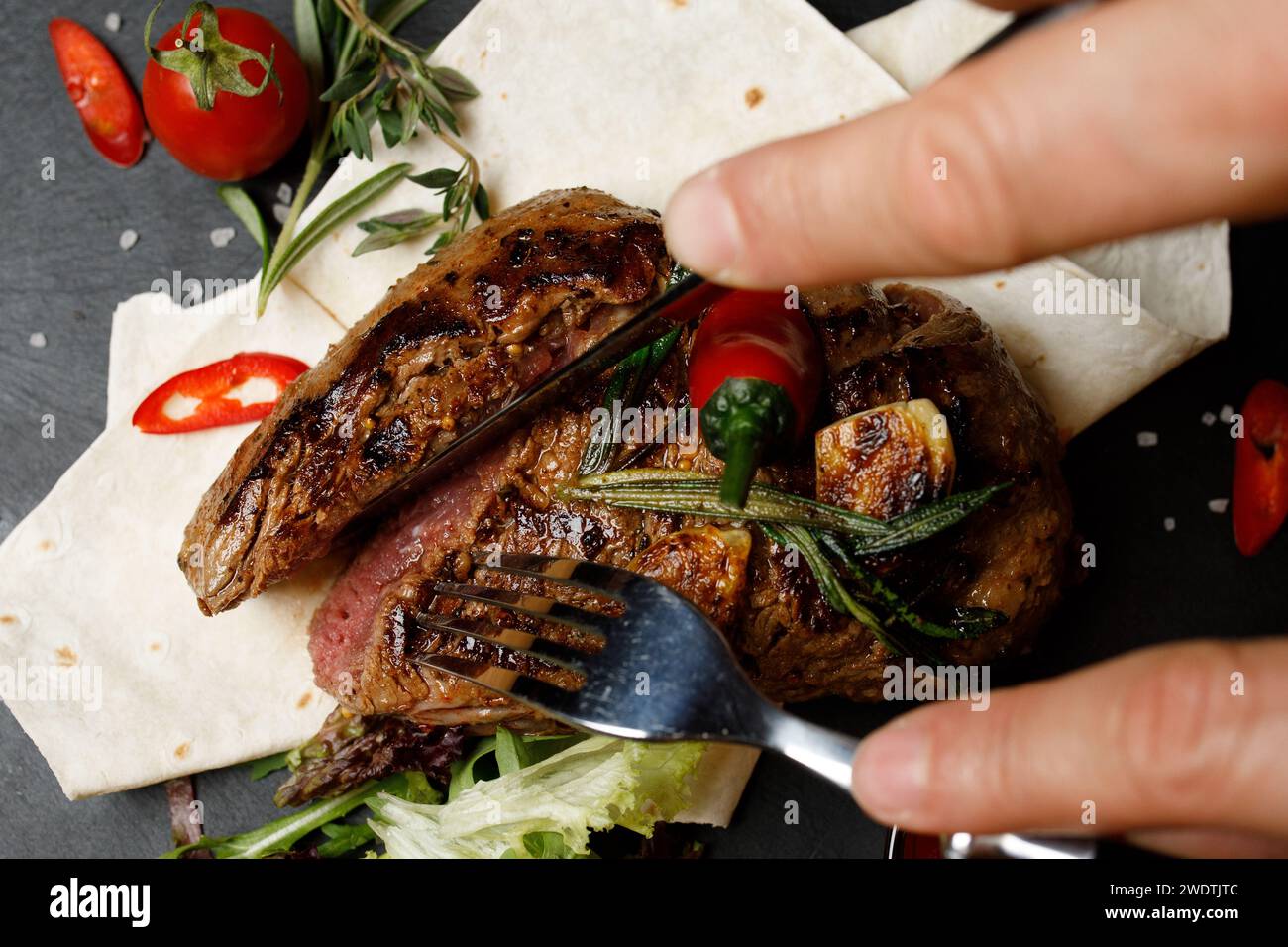 steak auf dem Brett, Restaurant Fleisch Hand. Hochwertige Fotos Stockfoto
