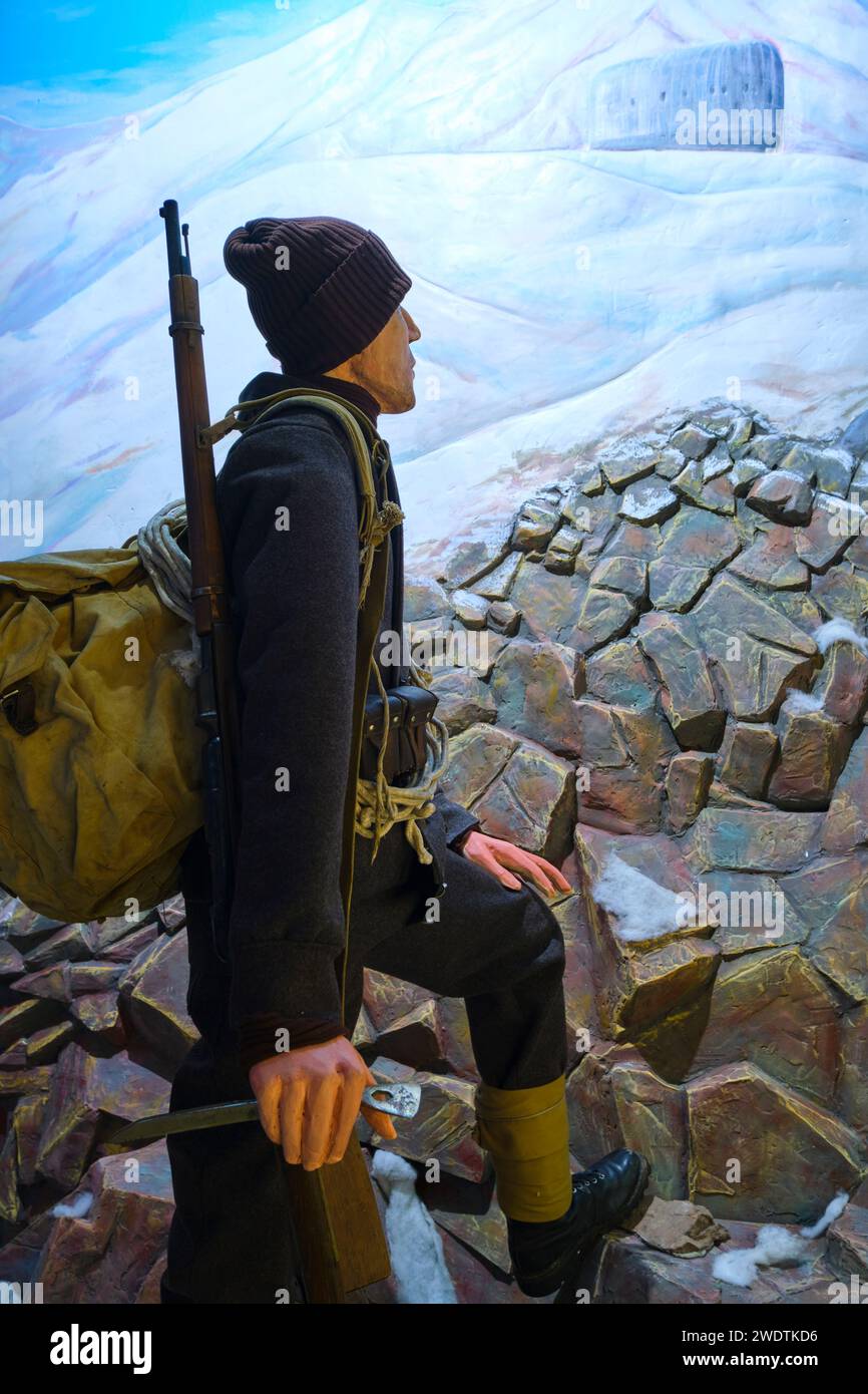 Ein Bergsteiger, der auf einen feindlichen Pillenkasten hoch über der Schneelinie blickt. Teil eines Dioramas im Militärhistorischen Museum des Ministeriums von de Stockfoto