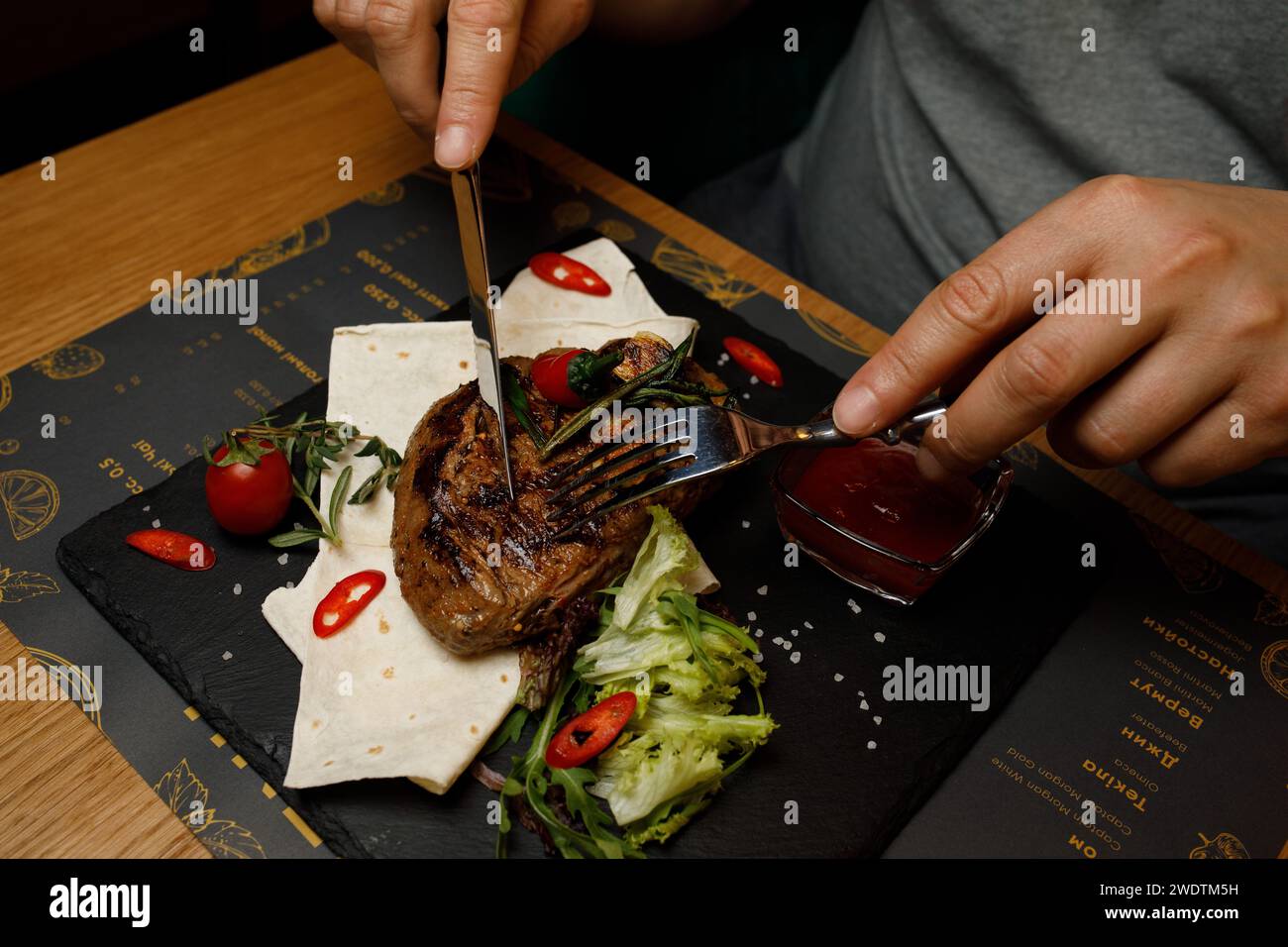 steak auf dem Brett, Restaurant Fleisch Hand. Hochwertige Fotos Stockfoto