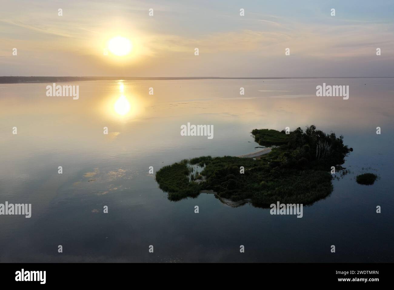 Sonnenuntergang auf dem See und einer kleinen Insel, von einer Drohne erschossen. Hochwertige Fotos Stockfoto