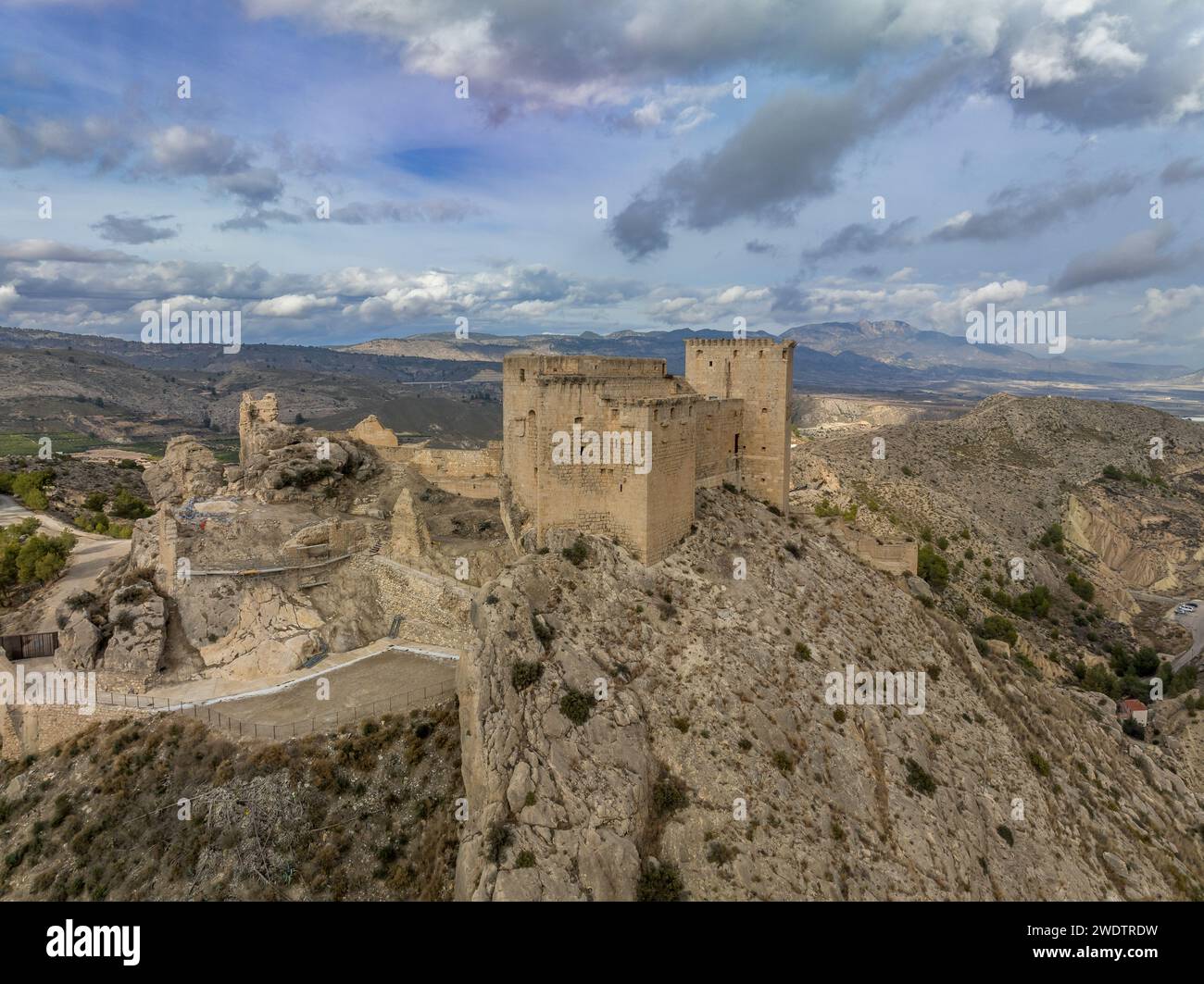 Panoramablick auf Castillo de los Velez, mittelalterliche Burgruine auf Mula, Donjon, Brunnenturm, Machicolation, Bürgermeister von Parroquia de Sant Stockfoto