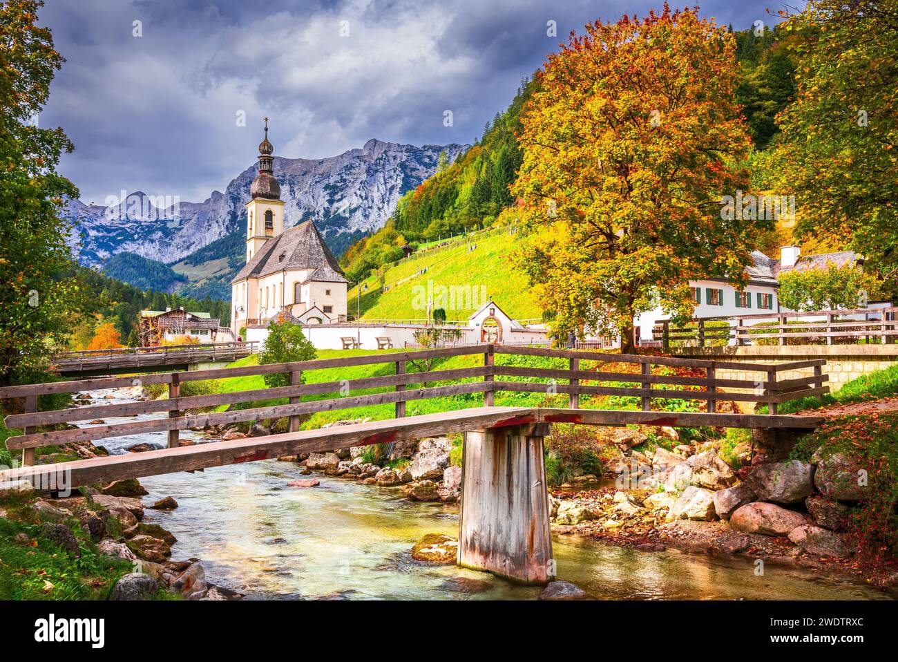 Ramsau, Deutschland. Herbstliche Landschaft Berchtesgadener Land, Bayern mit unglaublichem saisonalen Blick auf die St. Sebastian Kirche und die Ramsauer Ache Stockfoto