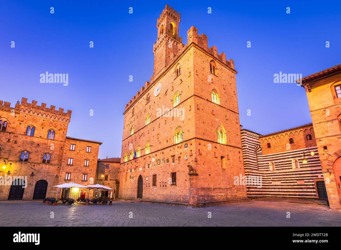 Volterra, Toskana. Piazza dei priori und mittelalterliches Rathaus, Provinz Pisa in Italien, Europa. Stockfoto