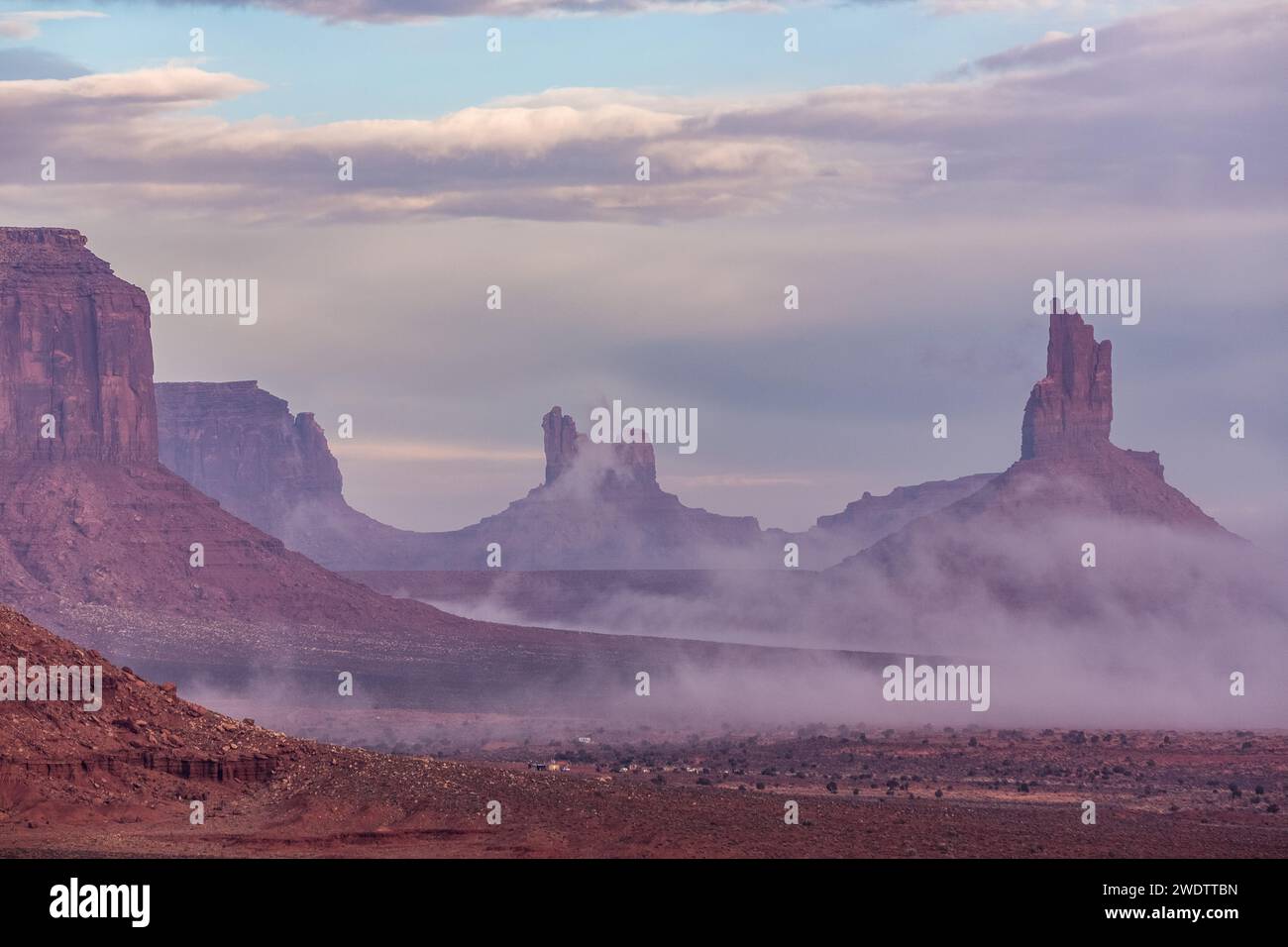 Blick auf die Denkmäler von Utah im Monument Valley Navajo Tribal Park in Arizona. L-R: Setting Hen, großer indischer Häuptling. Stockfoto