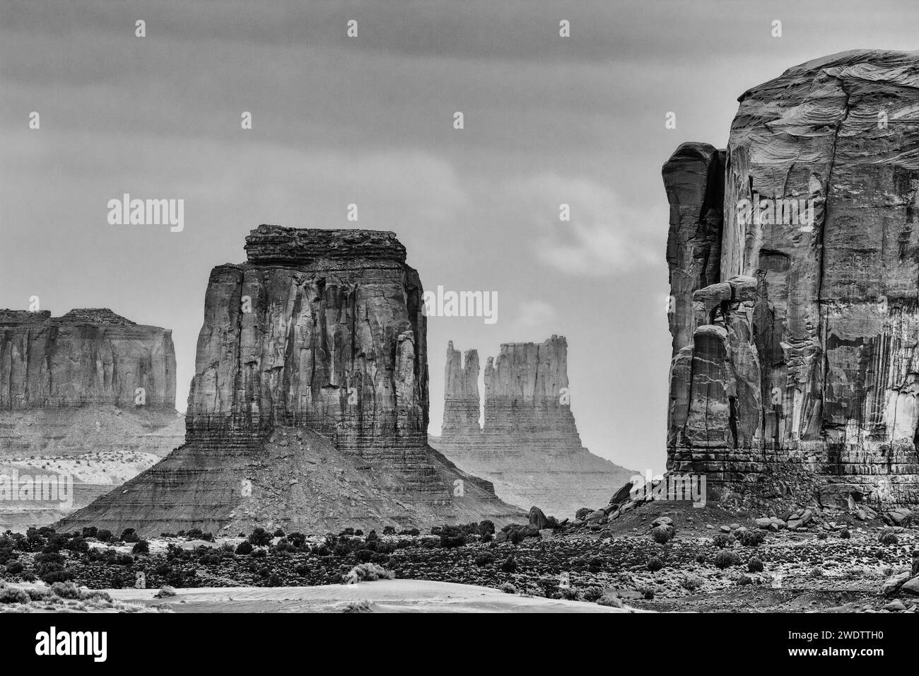 Blick auf die Denkmäler vom Sand Spring Area im Monument Valley Navajo Tribal Park in Arizona. Stockfoto