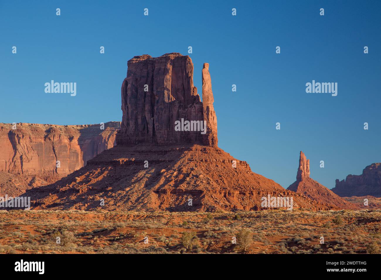 Der West Mitten und der Big Indian Chief im Monument Valley Navajo Tribal Park im Navajo Reservat in Arizona. Stockfoto