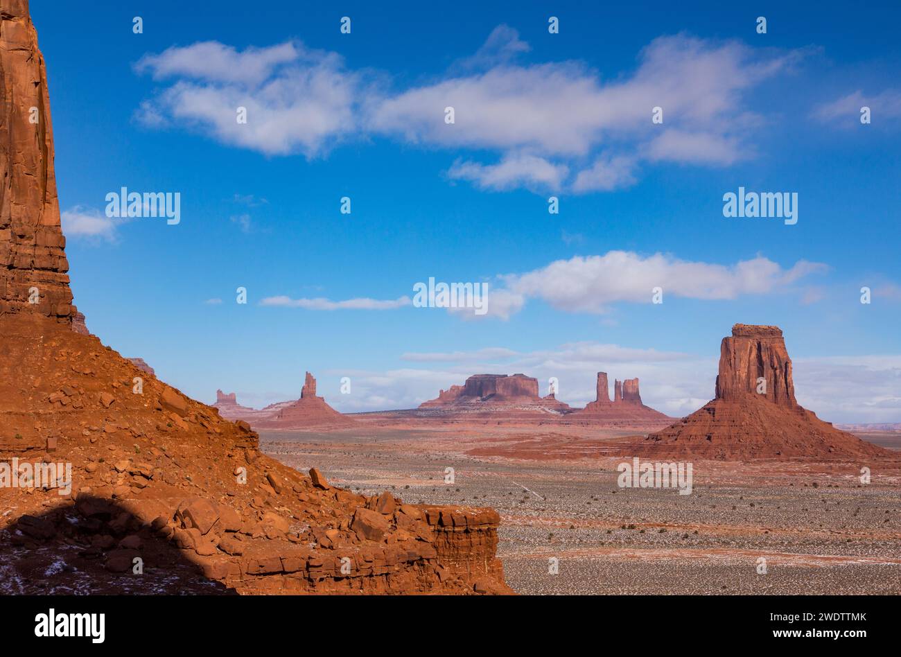 Blick auf die Monumente von Utah im Monument Valley Navajo Tribal Park in Arizona. L-R: Elephant Butte (Vordergrund), Einstellung Hen Stockfoto