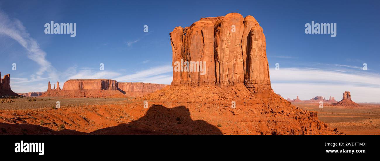 Blick auf den Merrick Butte und die Denkmäler im Monument Valley Navajo Tribal Park in Arizona. L-R: Drei Schwestern, Mitchell Mesa, Merrick B. Stockfoto