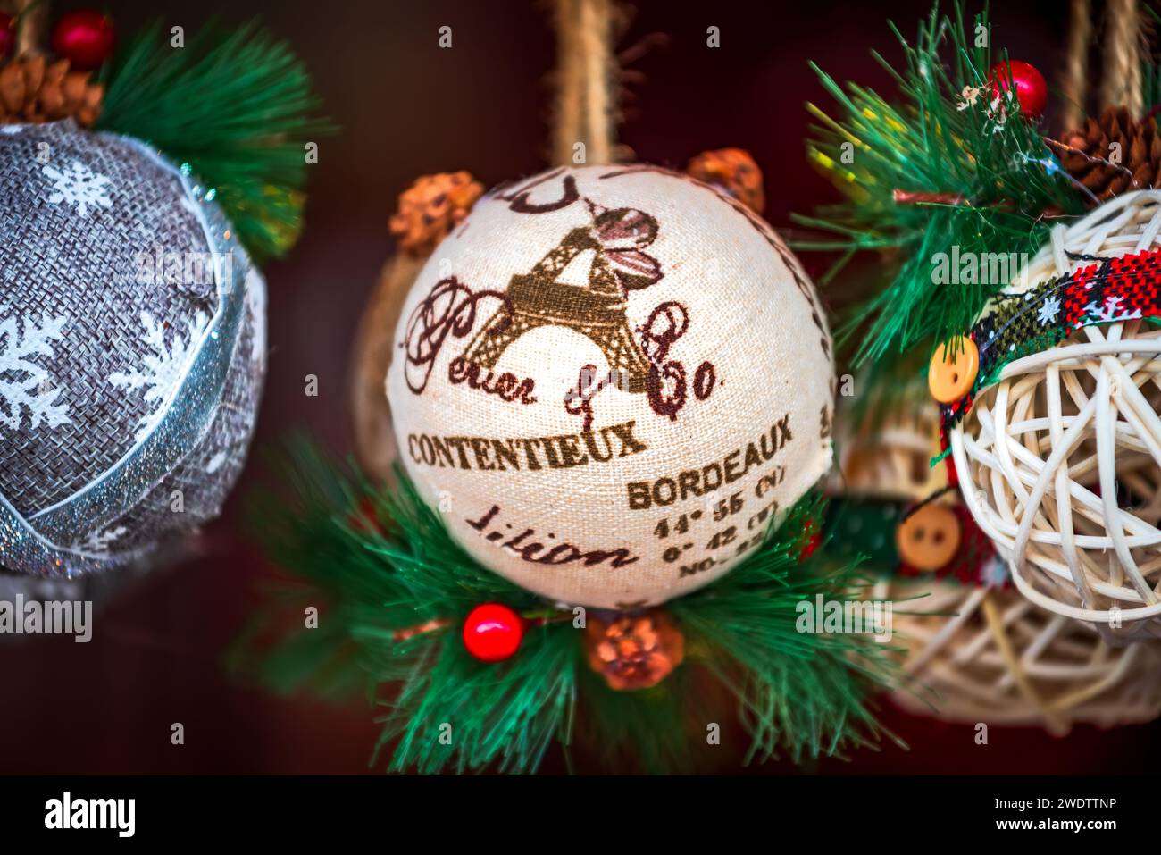 Sibiu, Rumänien - 7. Dezember 2023: Winterdekoration auf dem Weihnachtsmarkt in Sibiu am berühmtesten in Siebenbürgen, Rumänien. Stockfoto