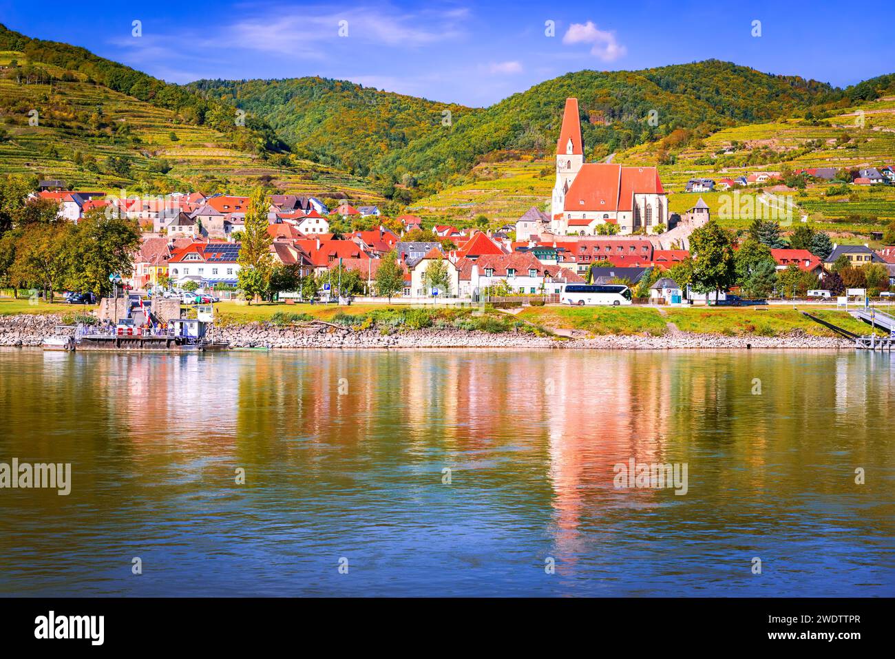 Weissenkirchen, Österreich. Wachau-Tal an der Donau, herbstliche Landschaft. Stockfoto