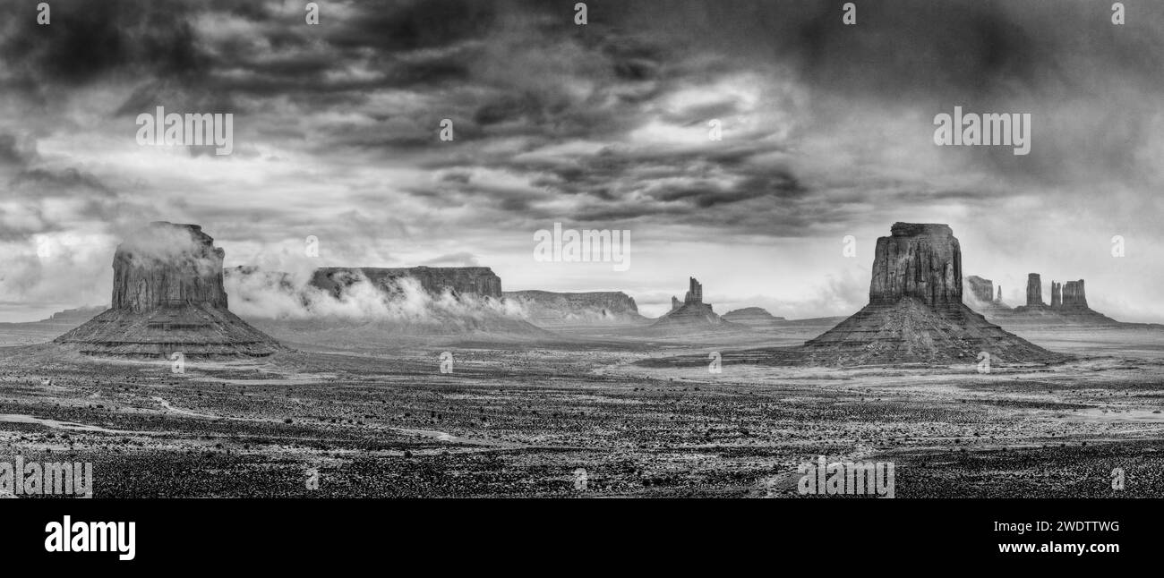 Stürmischer Blick auf das Monument Valley vom Künstler Point aus im Monument Valley Navajo Tribal Park in Arizona. L-R: Merrick Butte, Sentinal Mesa mit Adler Stockfoto
