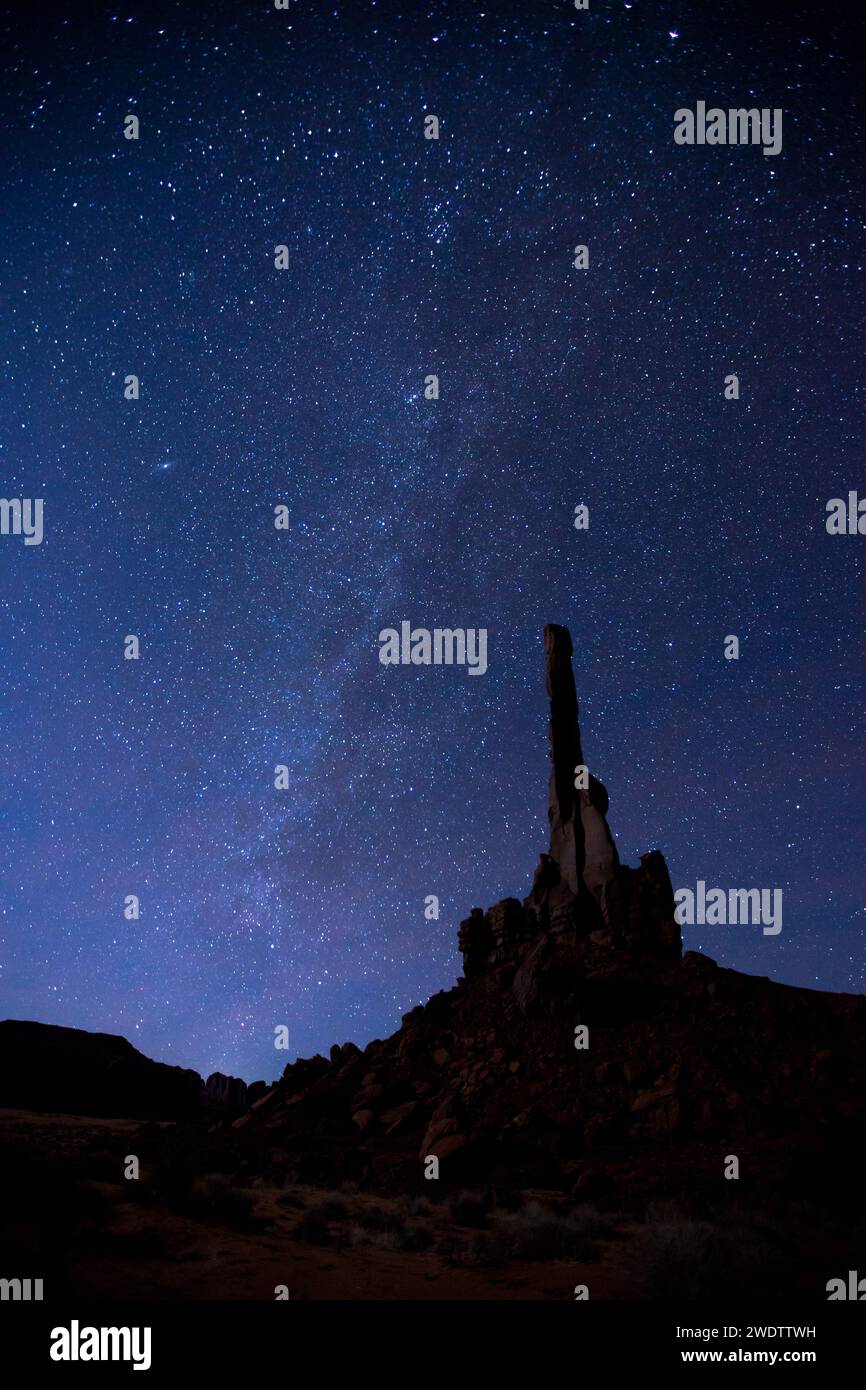 Die Milchstraße über dem Mondlicht-Totem-Pole bei Nacht im Monument Valley Navajo Tribal Park in Arizona. Stockfoto