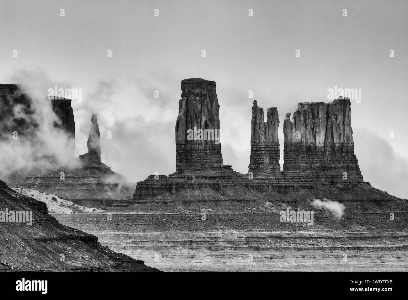 Niedrige Wolken rund um die Monumente von Utah im Monument Valley, Monument Valley Navajo Tribal Park, Arizona. LR: Der König auf seinem Thron, das Schloss, der Be Stockfoto