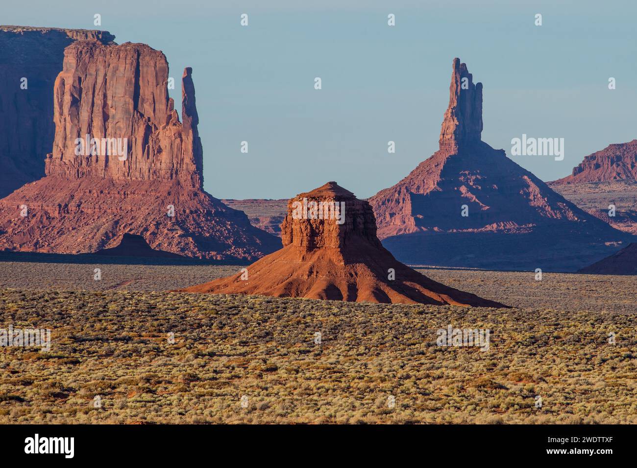 Der Hub oder Wagon Wheel Butte vor dem West Mitten & Big Indian Chief im Monument Valley Navajo Tribal Park in Arizona. Stockfoto