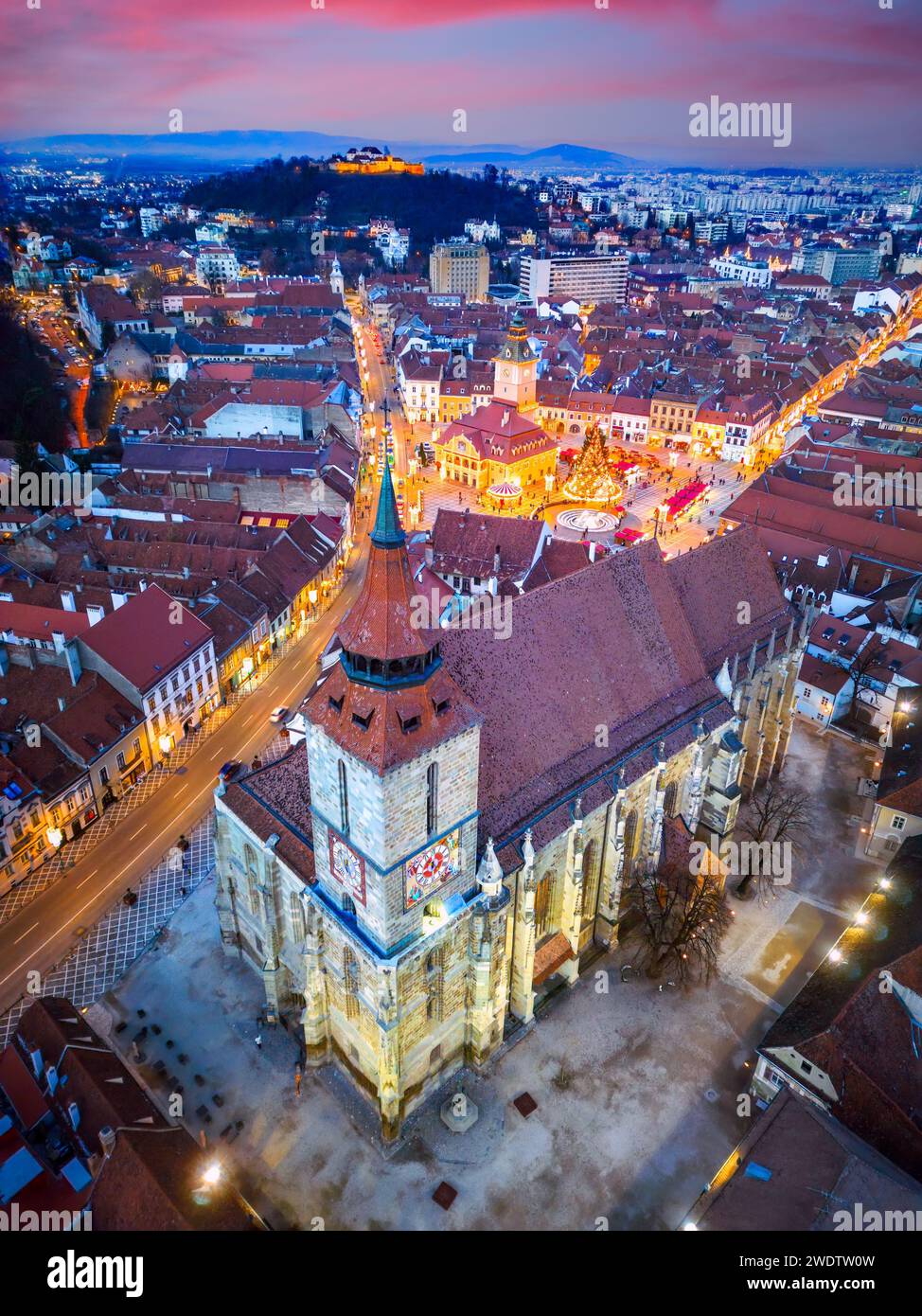 Brasov, Rumänien. Luftdrohne der Schwarzen Kirche und des Hauptplatzes, saisonaler Weihnachtsmarkt, Siebenbürgen. Stockfoto