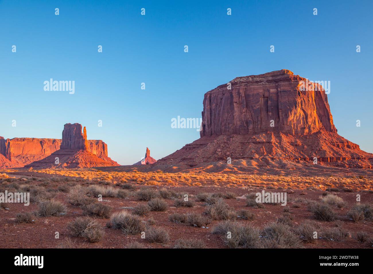 West Mitten, Sentinal Mesa & Merrick Butte im Monument Valley Navajo Tribal Park in Arizona. Stockfoto