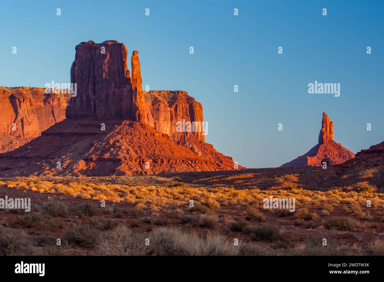 Sentinal Mesa, der West Mitten und der Big Indian Chief Butte im Monument Valley Navajo Tribal Park in Arizona. Stockfoto