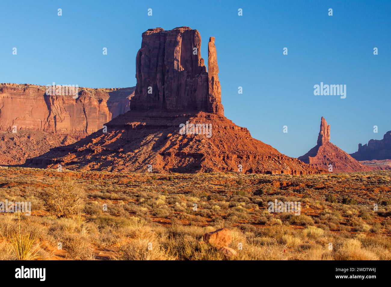 Sentinal Mesa, der West Mitten und der Big Indian Chief Butte im Monument Valley Navajo Tribal Park in Arizona. Stockfoto