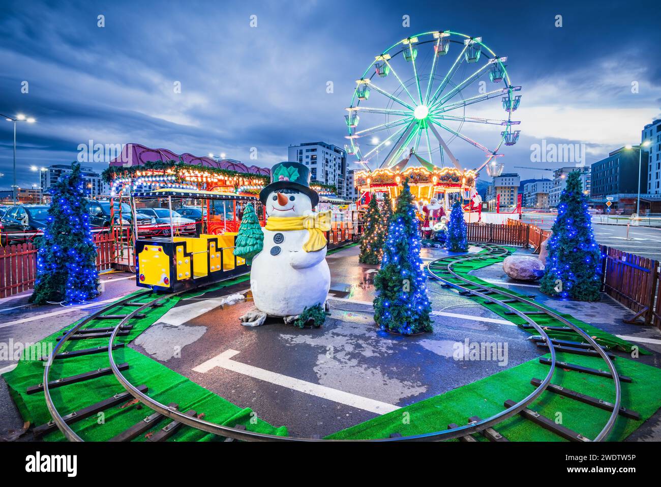 Brasov, Rumänien - 27. Dezember 2022: Kleiner Weihnachtsmarkt Dekoration, Einkaufszentrum Coresi. Stockfoto