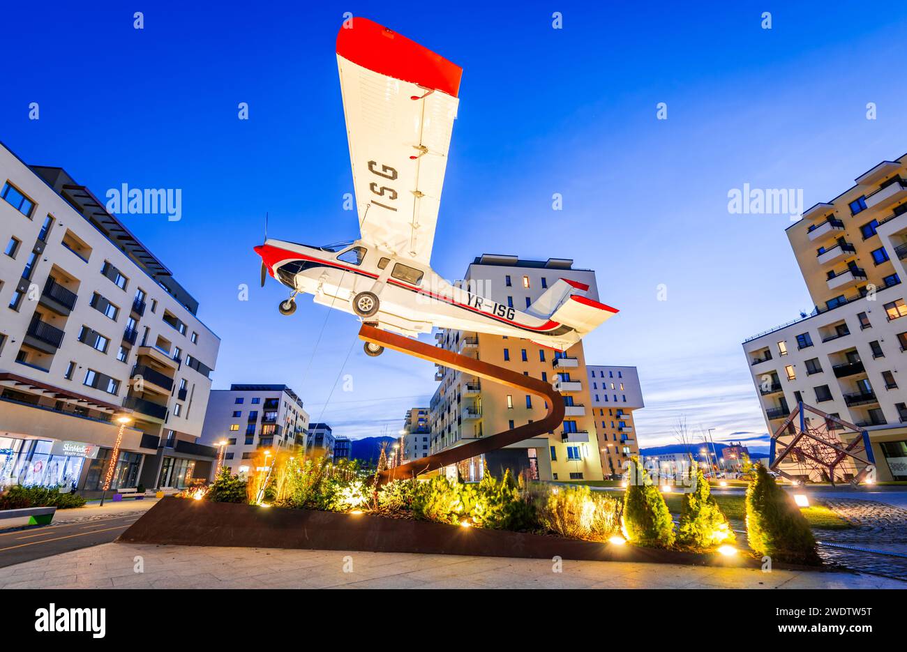 Brasov, Rumänien - 7. Dezember 2023: Neues modernes Wohn- und Fußgängergebiet in Brasov, historisches Siebenbürgen. Stockfoto
