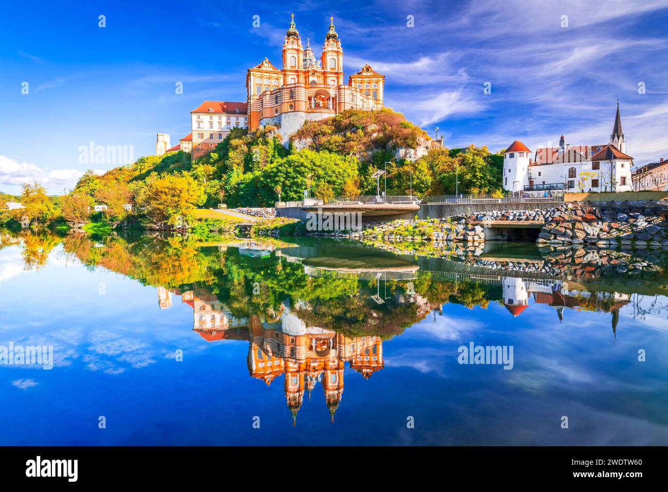 Abtei Melk, Österreich. Stift Melk spiegelt sich im Wasser der Donau, malerischer herbstlicher sonniger Tag im Wachautal. Stockfoto