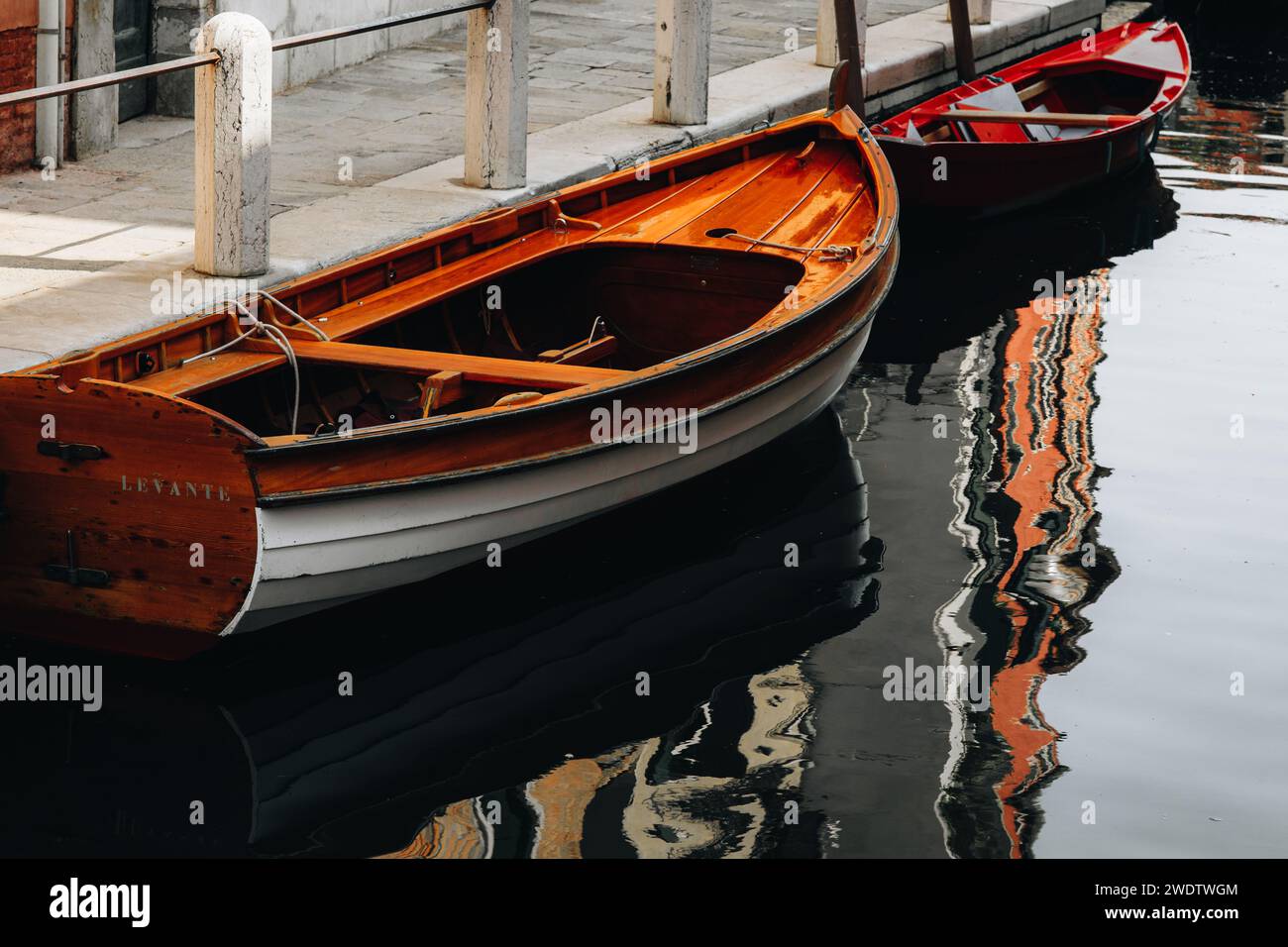 Ein Boot liegt an einem Kanal in Venedig. Hochwertige Fotos Stockfoto