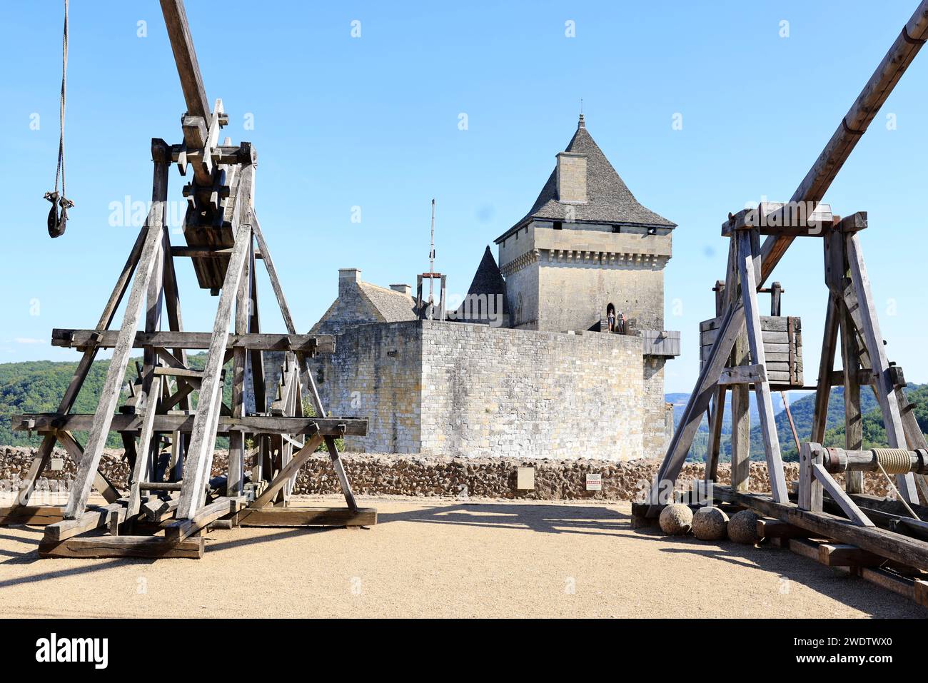 Krieg im Mittelalter. Kriegswaffen aus dem Mittelalter werden an verschiedenen strategischen Orten im befestigten Château Castelnaud in Péri platziert Stockfoto