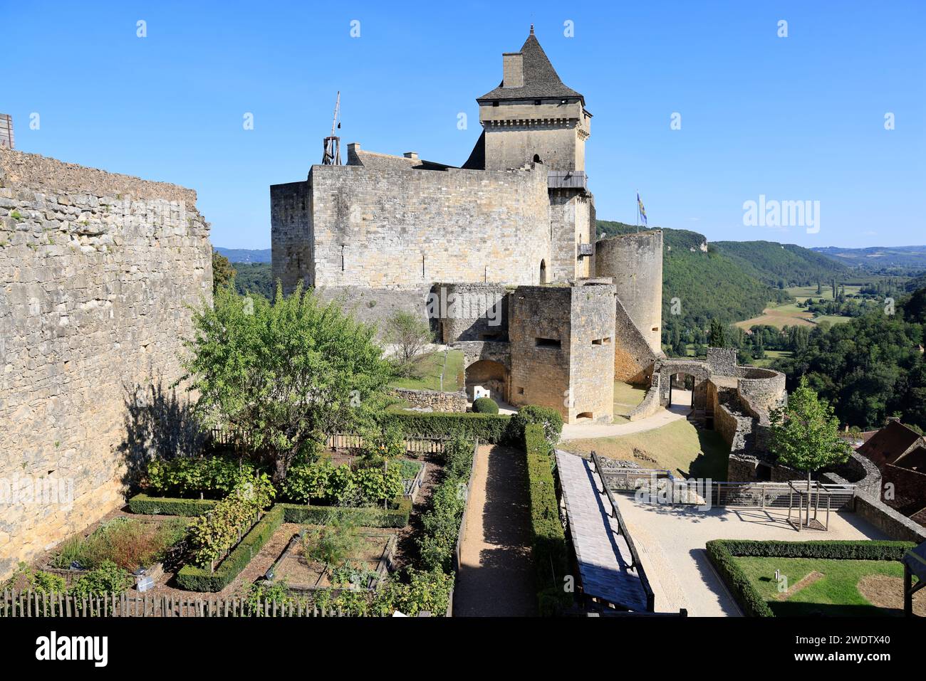 Krieg im Mittelalter. Kriegswaffen aus dem Mittelalter werden an verschiedenen strategischen Orten im befestigten Château Castelnaud in Péri platziert Stockfoto