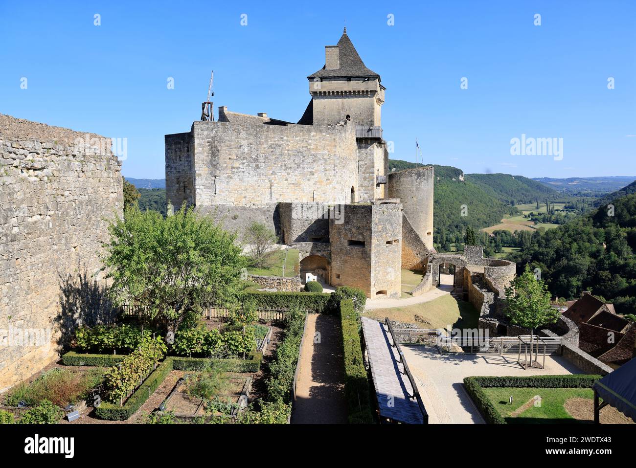 Krieg im Mittelalter. Kriegswaffen aus dem Mittelalter werden an verschiedenen strategischen Orten im befestigten Château Castelnaud in Péri platziert Stockfoto