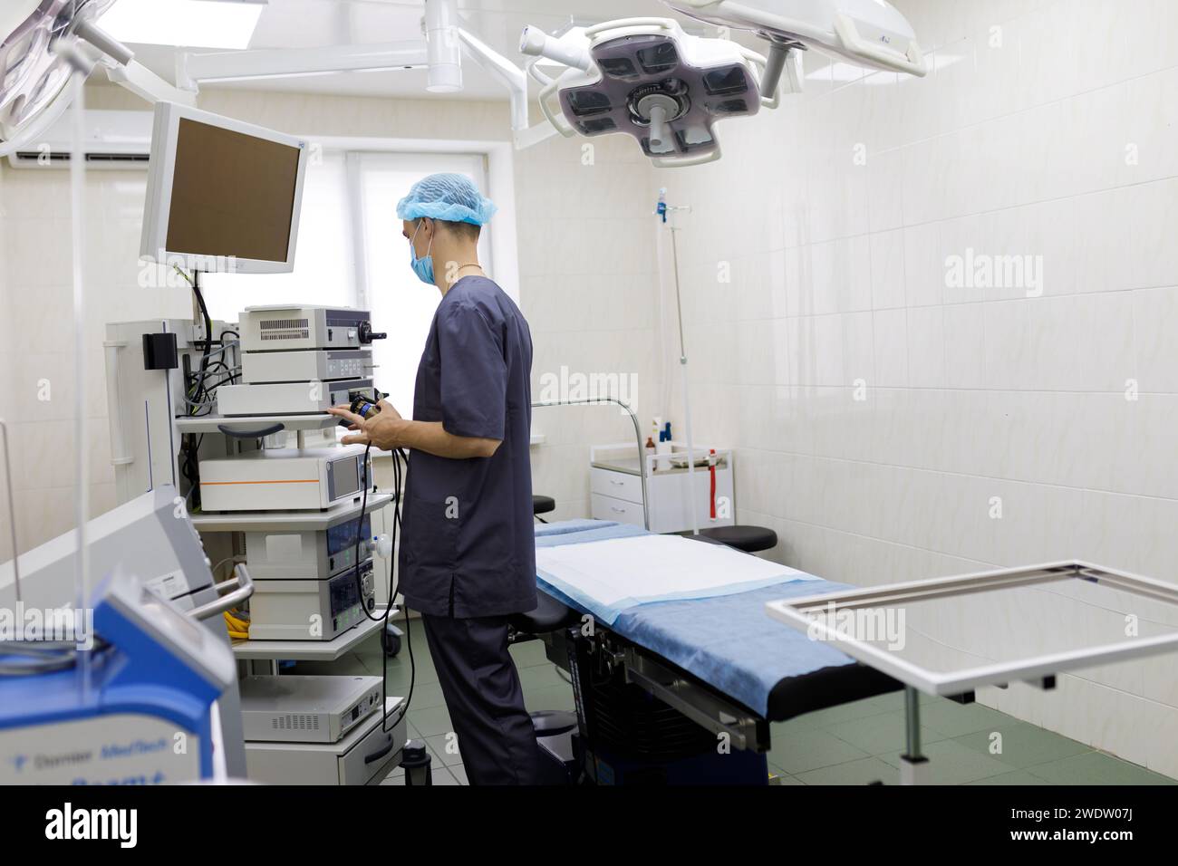 Ein nicht identifizierter Arzt auf der Intensivstation schaut sich den Monitor an Stockfoto
