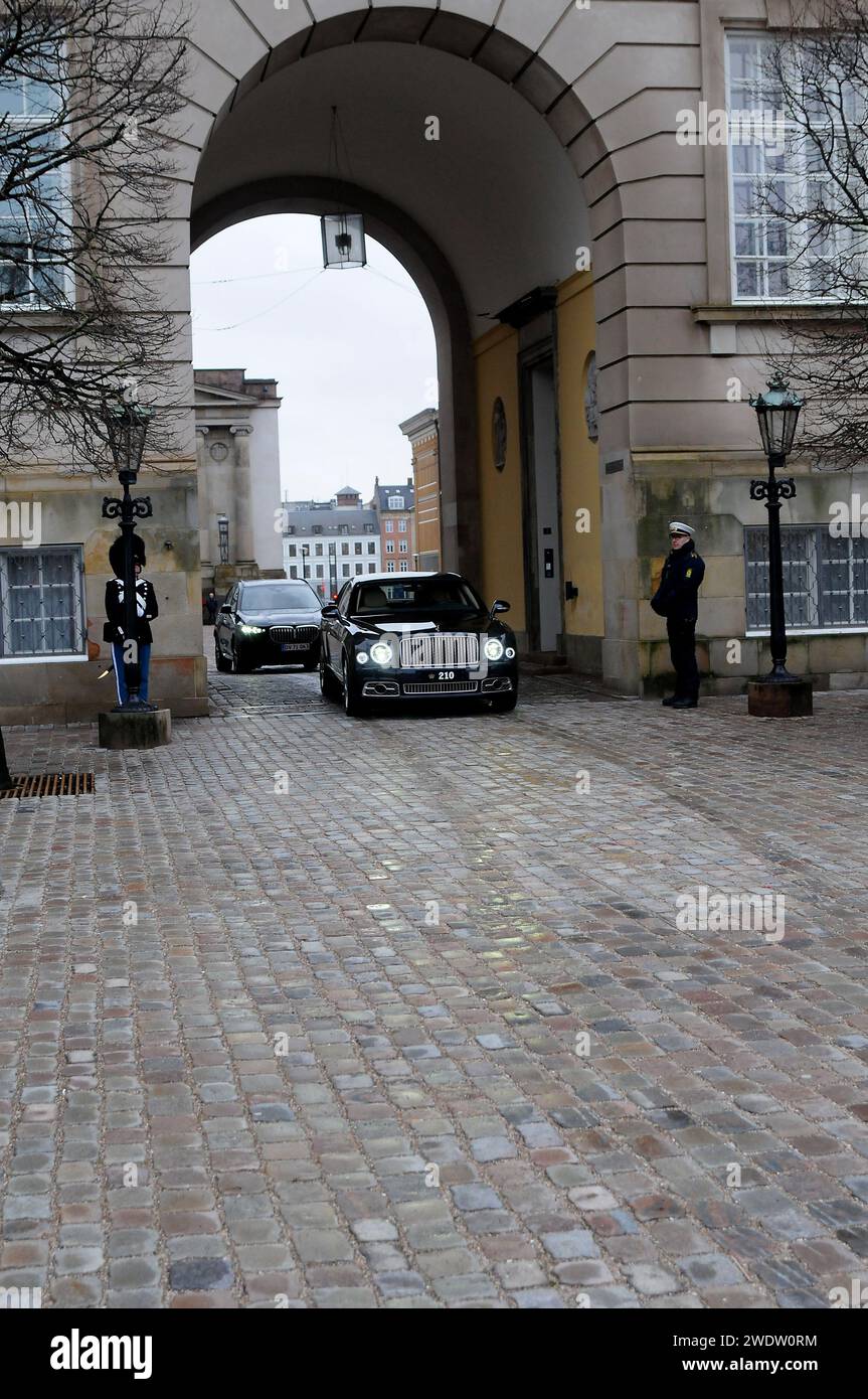 Kopenhagen, Dänemark /22. Januar 2024/.König Frederiks X. von der Autokasse des Denamrk war nach einem Vortrag auf der Burg Christiansborg auf dem Weg zum Schloss Aamalioenborg in der Hauptstadt anis. (Photo.Francis Joseph Dean/Dean Pictures) Stockfoto