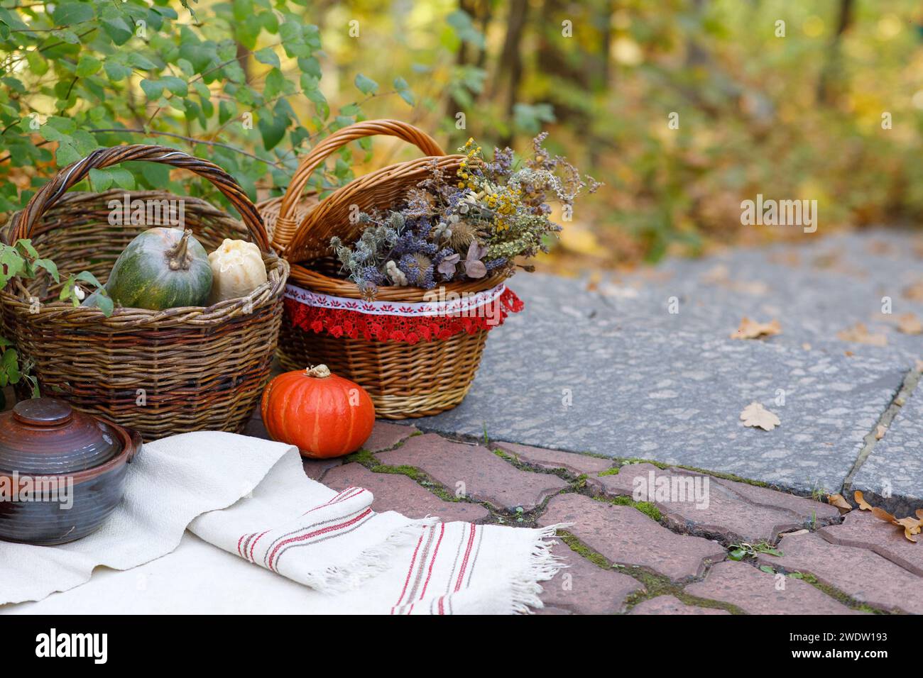 Herbst-Installationskorb Kürbisse Blumen Äpfel und Blätter. Hochwertige Fotos Stockfoto
