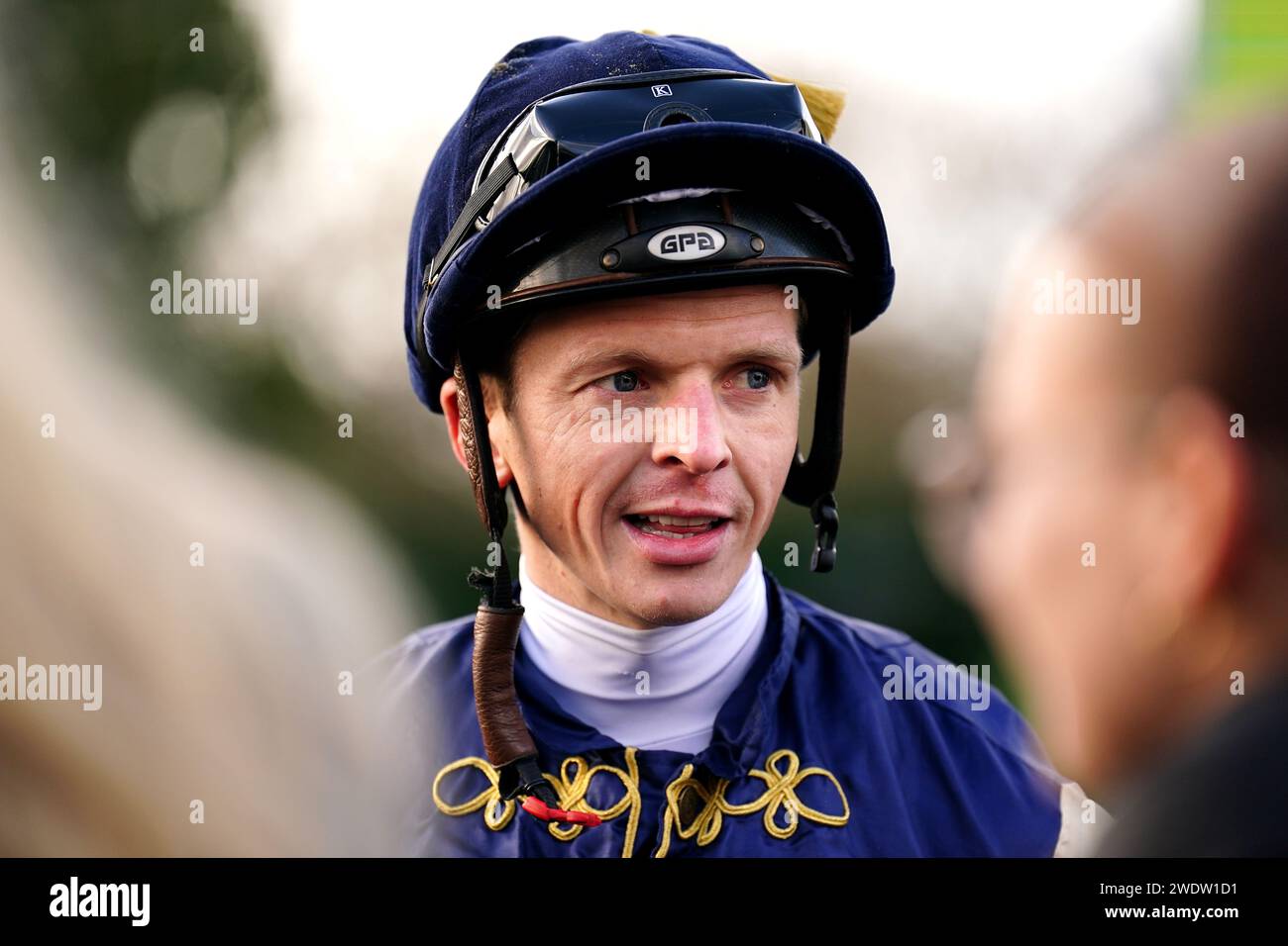 Jockey David Probert, nachdem er die Unibet Zero% Mission Maiden Stakes mit Horse Arctic Thunder auf der Rennbahn Kempton Park in Sunbury-on-Thames gewonnen hatte. Bilddatum: Montag, 22. Januar 2024. Stockfoto