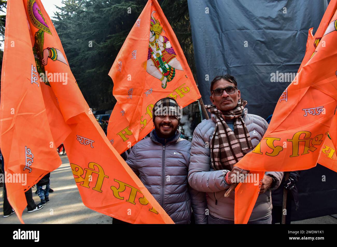 Hindugeweihte halten religiöse Fahnen, wenn sie am Shankaracharya Tempel ankommen, um Rituale anlässlich der Einweihungszeremonie des Ayodhya RAM Tempels durchzuführen. Premierminister Narendra Modi hat am Montagnachmittag die "Pran pratishtha" oder die Weihe des RAM-Tempels in Ayodhya abgeschlossen. Die besondere Zeremonie für den Tempel, der sich noch im Bau befindet, war eine jahrzehntelange Anstrengung. Für Hindus ist der Ort der Geburtsort von Lord RAM, einer der verehrtesten Gottheiten im hinduistischen Glauben. Aber die Stätte wird auch von Muslimen verehrt, weil sie einst den Babri Mosqu aus dem 16. Jahrhundert beherbergt hatte Stockfoto