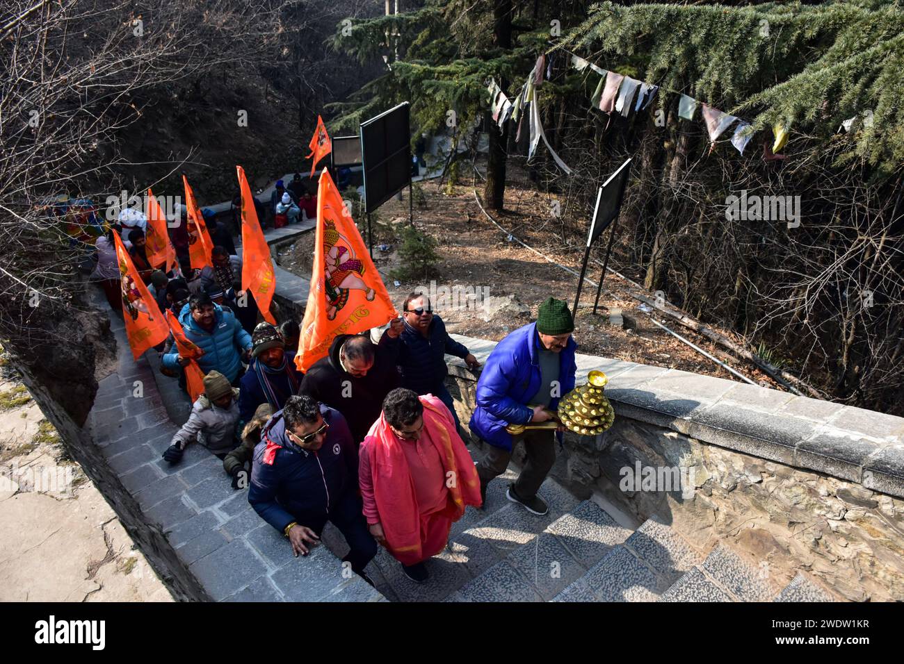 Hinduistische Gläubige kommen im Shankaracharya Tempel an, um Rituale anlässlich der Weihungszeremonie des Tempels Ayodhya RAM durchzuführen. Premierminister Narendra Modi hat am Montagnachmittag die "Pran pratishtha" oder die Weihe des RAM-Tempels in Ayodhya abgeschlossen. Die besondere Zeremonie für den Tempel, der sich noch im Bau befindet, war eine jahrzehntelange Anstrengung. Für Hindus ist der Ort der Geburtsort von Lord RAM, einer der verehrtesten Gottheiten im hinduistischen Glauben. Aber die Stätte wird auch von Muslimen verehrt, weil sie einst die Babri-Moschee aus dem 16. Jahrhundert beherbergt hatte, ein Denkmal des Glaubens für in Stockfoto